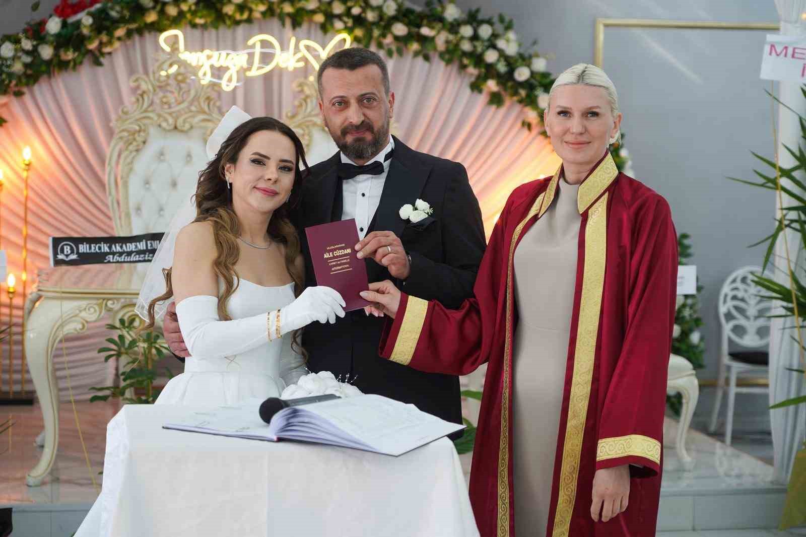 Başkan Subaşı genç çiftin nikahını kıyarak, bir ömür boyu mutluluklar diledi