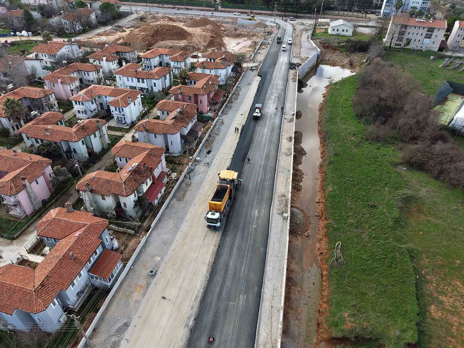 B&uuml;y&uuml;kşehir&rsquo;den K&ouml;tekli ve Yenik&ouml;y&rsquo;e 3 Bin 700 metrelik sıcak asfalt
