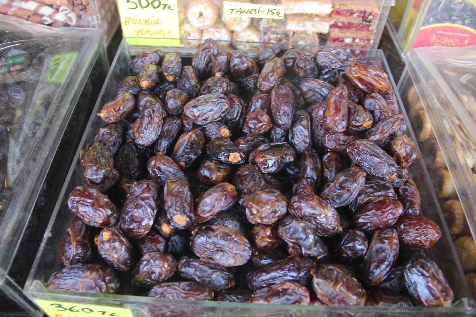 Şanlıurfa&rsquo;da tarihi &ccedil;arşıda Ramazan yoğunluğu
