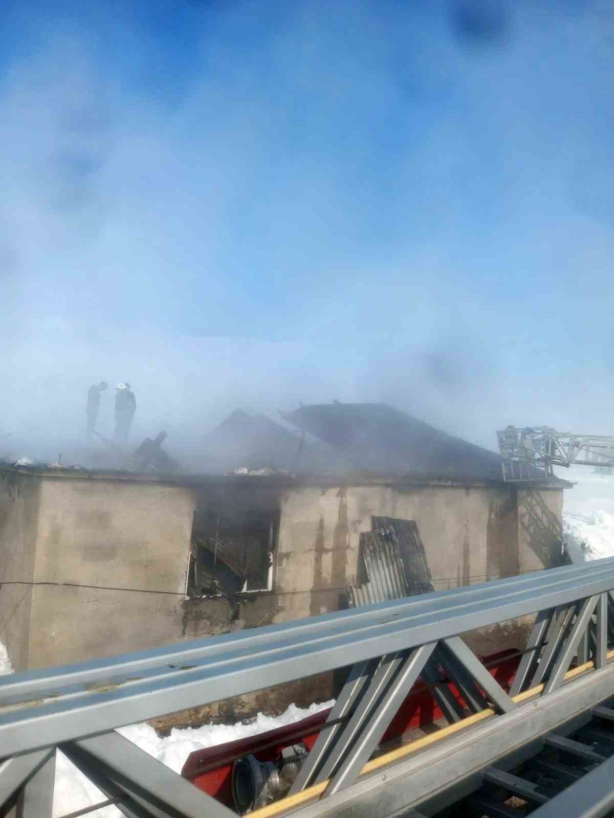 Çaldıran’da ev yangını