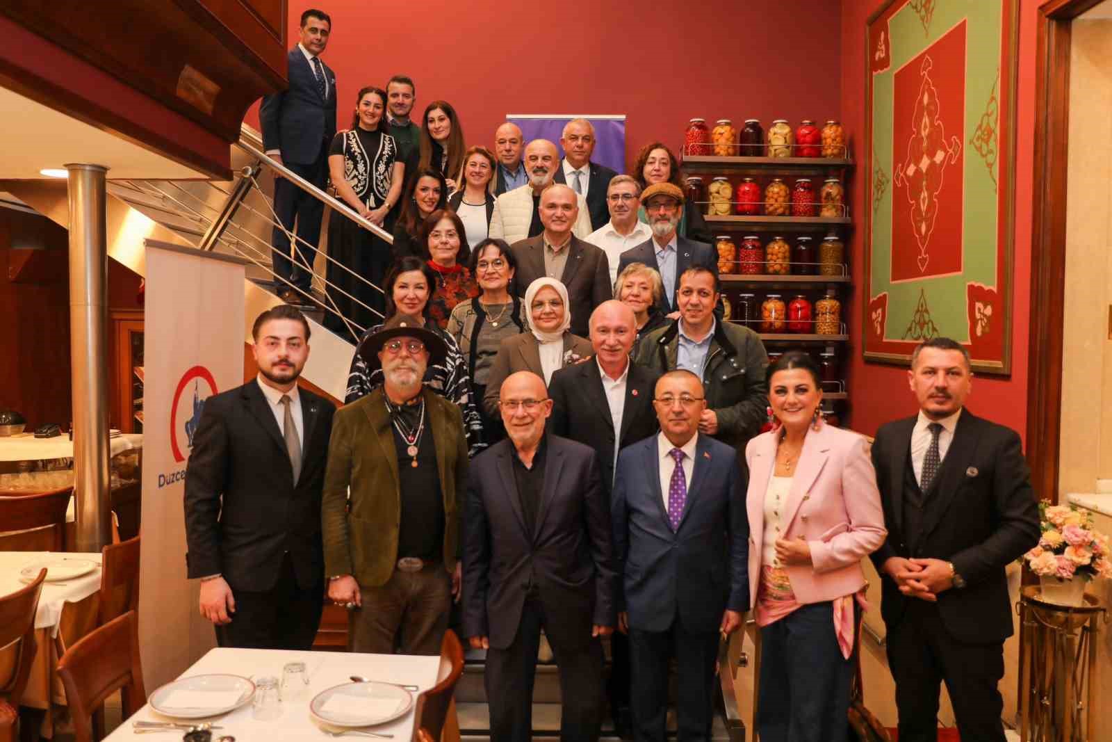 D&uuml;zce yemekleri 138 yıllık restoranda pişti
