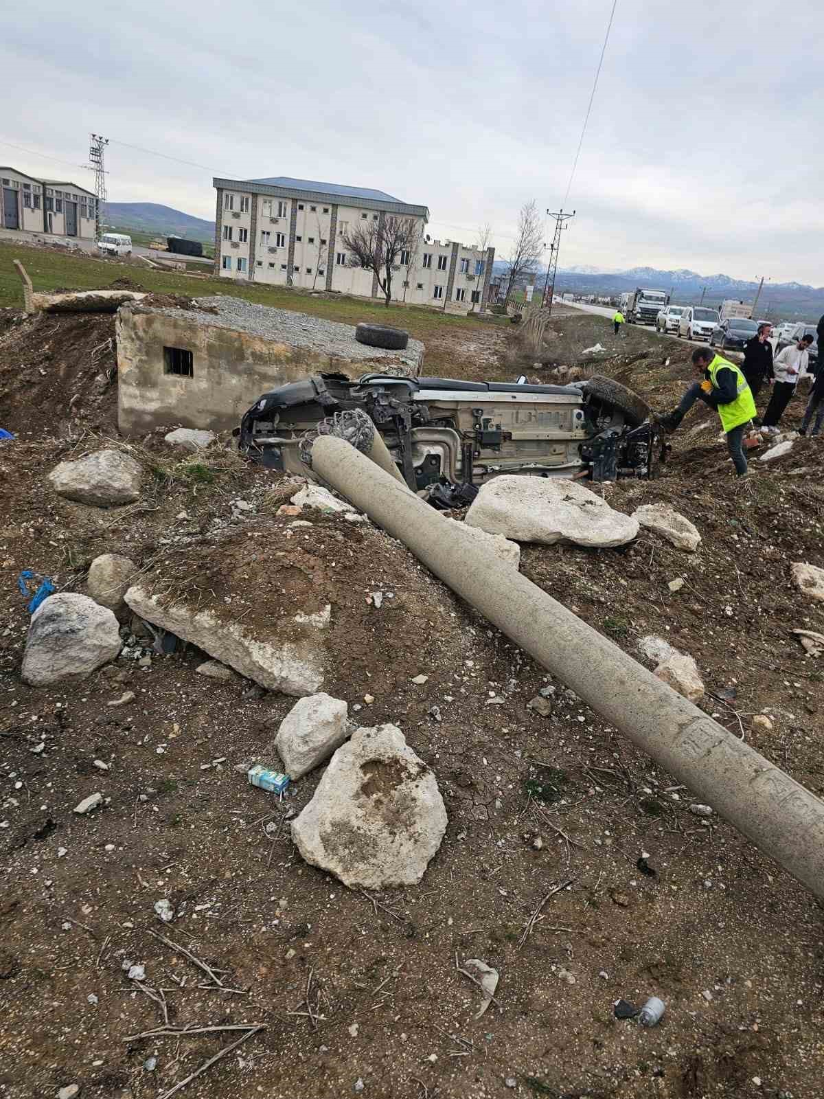 Elazığ&rsquo;da otomobil aydınlatma direğine &ccedil;arptı: 2 yaralı
