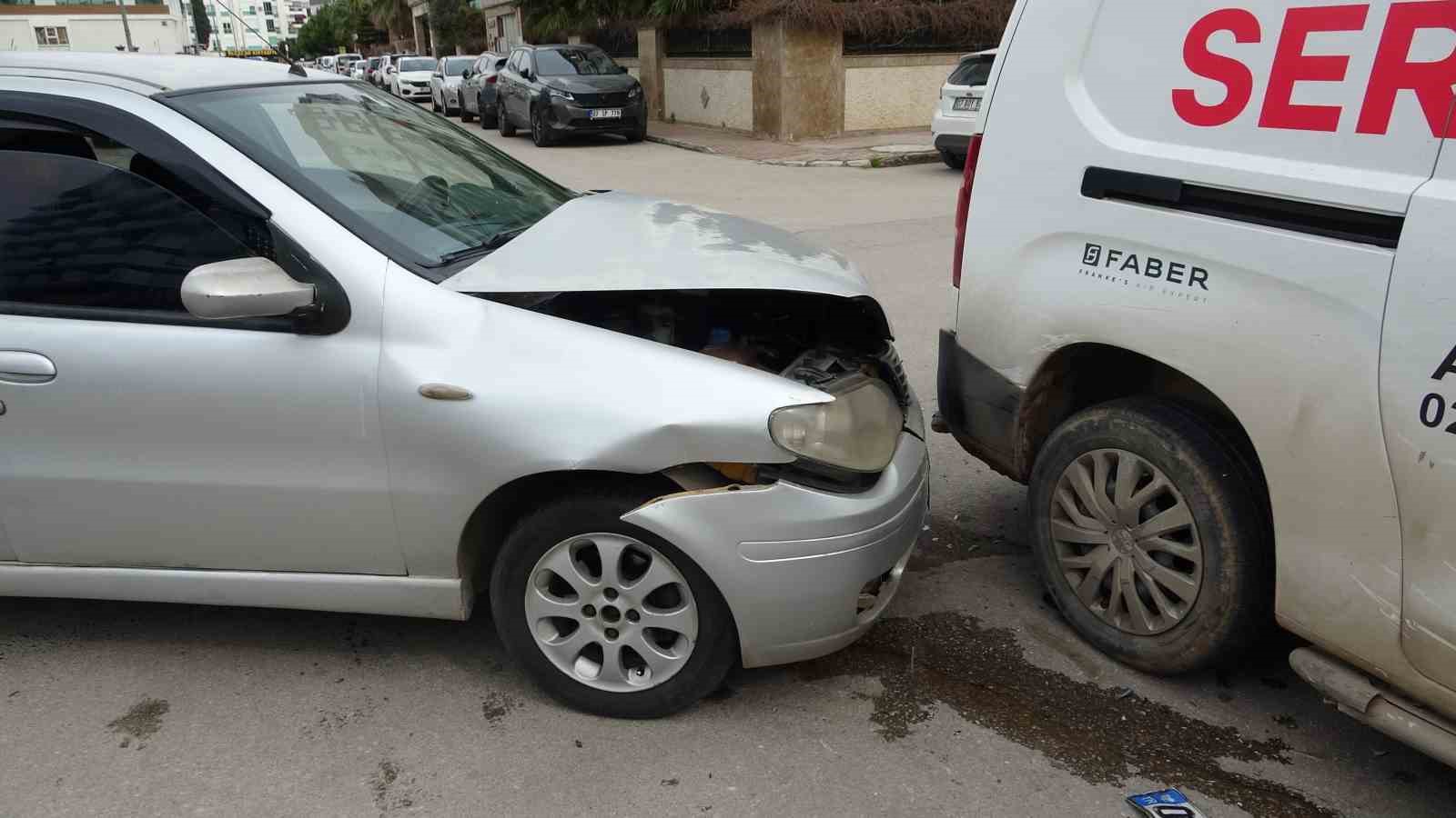 Antalya&rsquo;da otomobil ile hafif ticari kavşakta &ccedil;arpıştı: 3 yaralı
