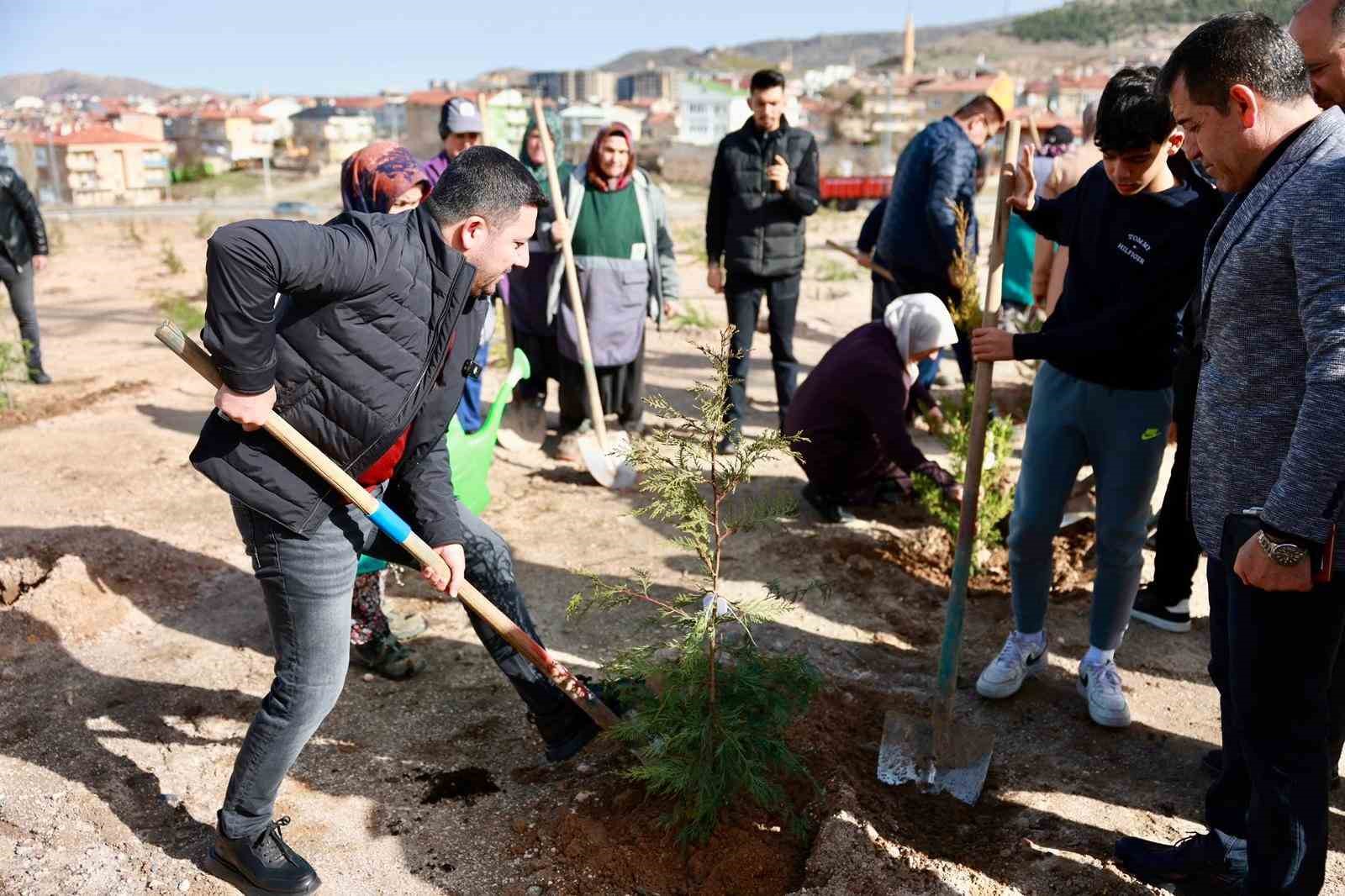 Nevşehir&rsquo;de binlerce fidan toplarla buluştu
