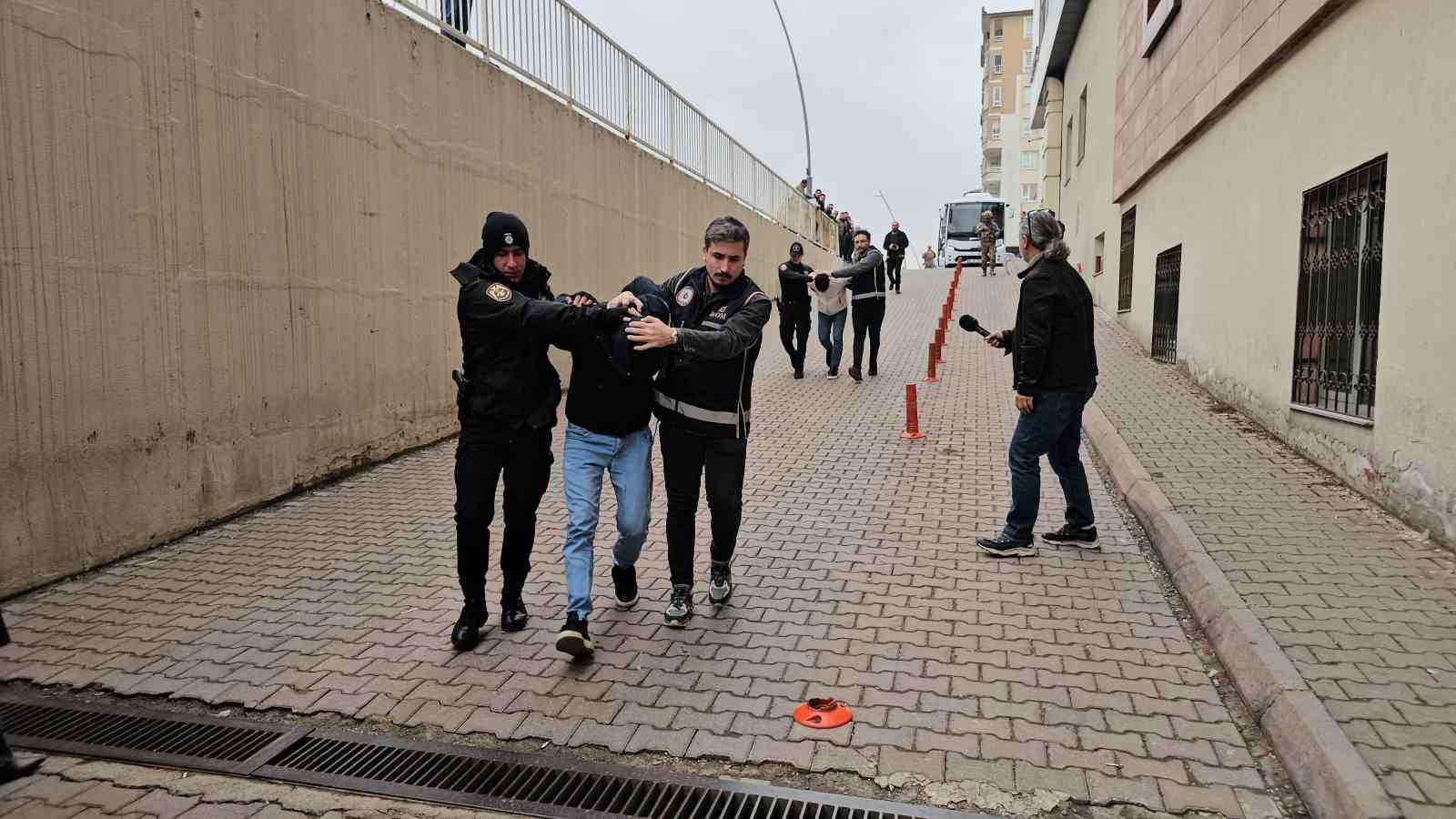 Su&ccedil; &ouml;rg&uuml;t&uuml; operasyonunda g&ouml;zaltına alınan 9 kişi adliyeye sevk edildi
