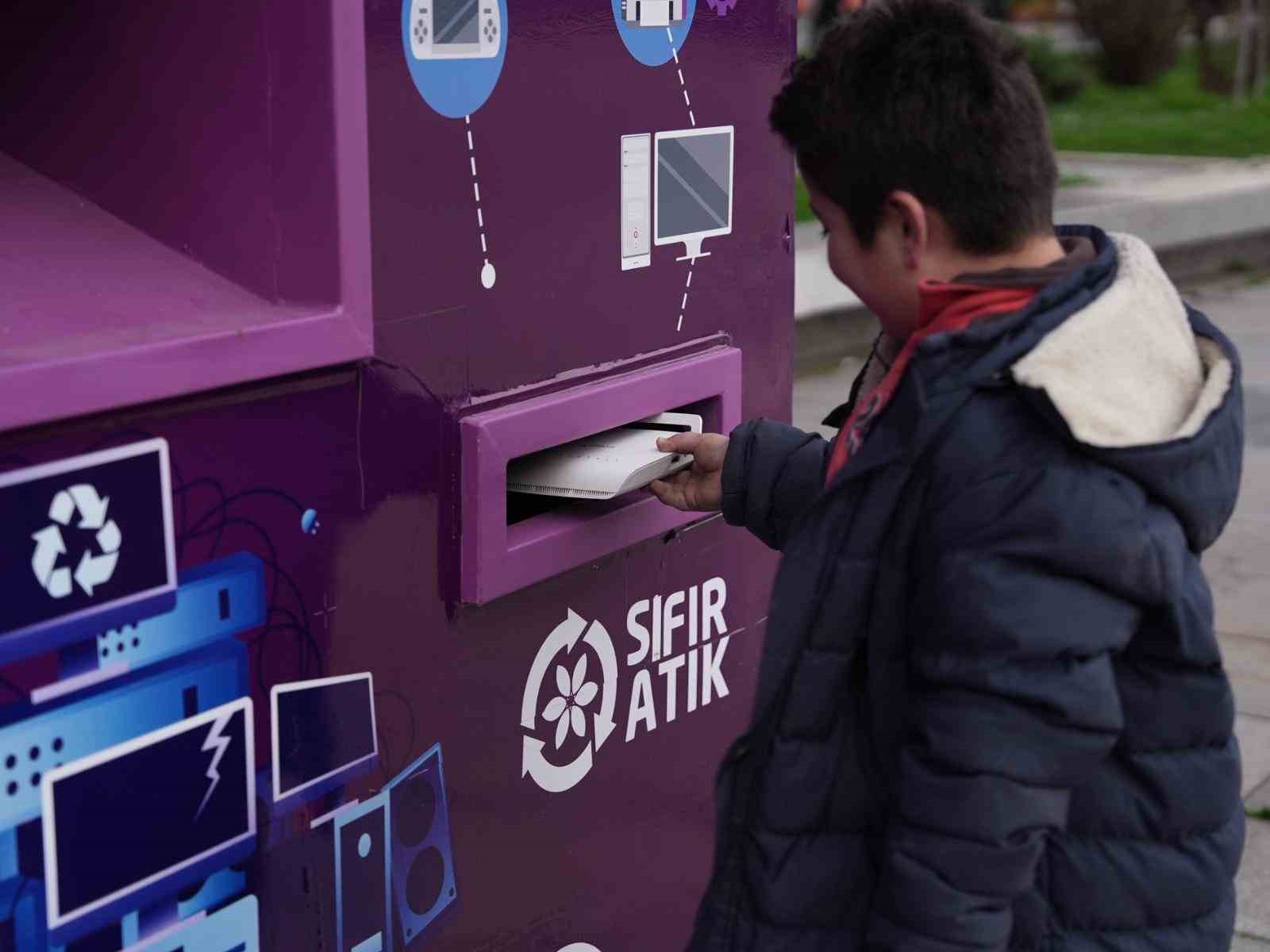 Elektronik atıklar &ccedil;&ouml;pe değil, atık kumbarasına
