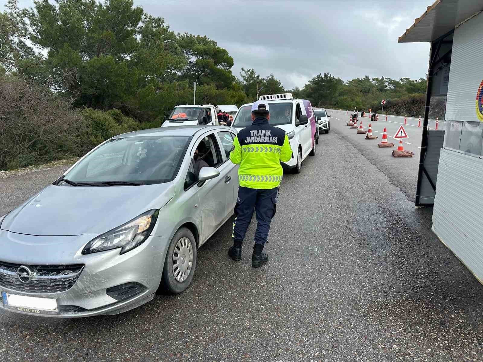 Jandarma denetimlerinde çeşitli suçlardan aranan 35 şahıs tutuklandı