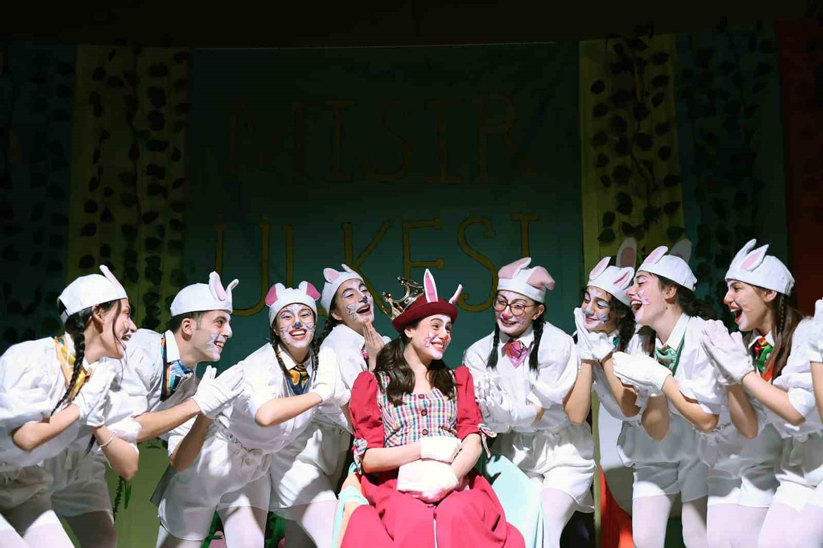 Menteşe Belediye Tiyatrosu Acıpayam&rsquo;da sahne aldı
