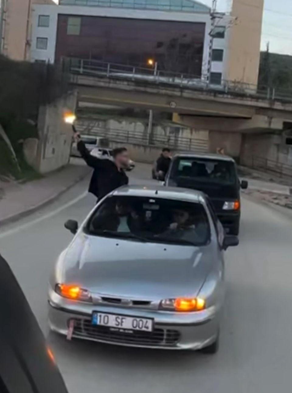 Bilecik’te bir konvoyda havaya ateş eden şahıs pes dedirtti