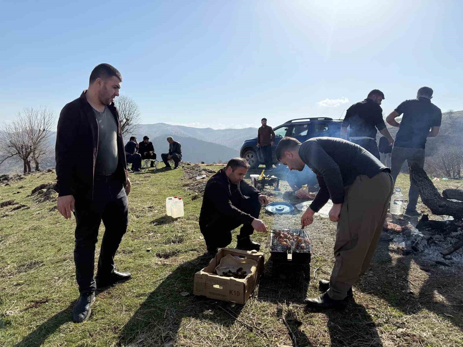 Derecik’te sıcak havayı gören vatandaşlar piknik alanlarına akın etti