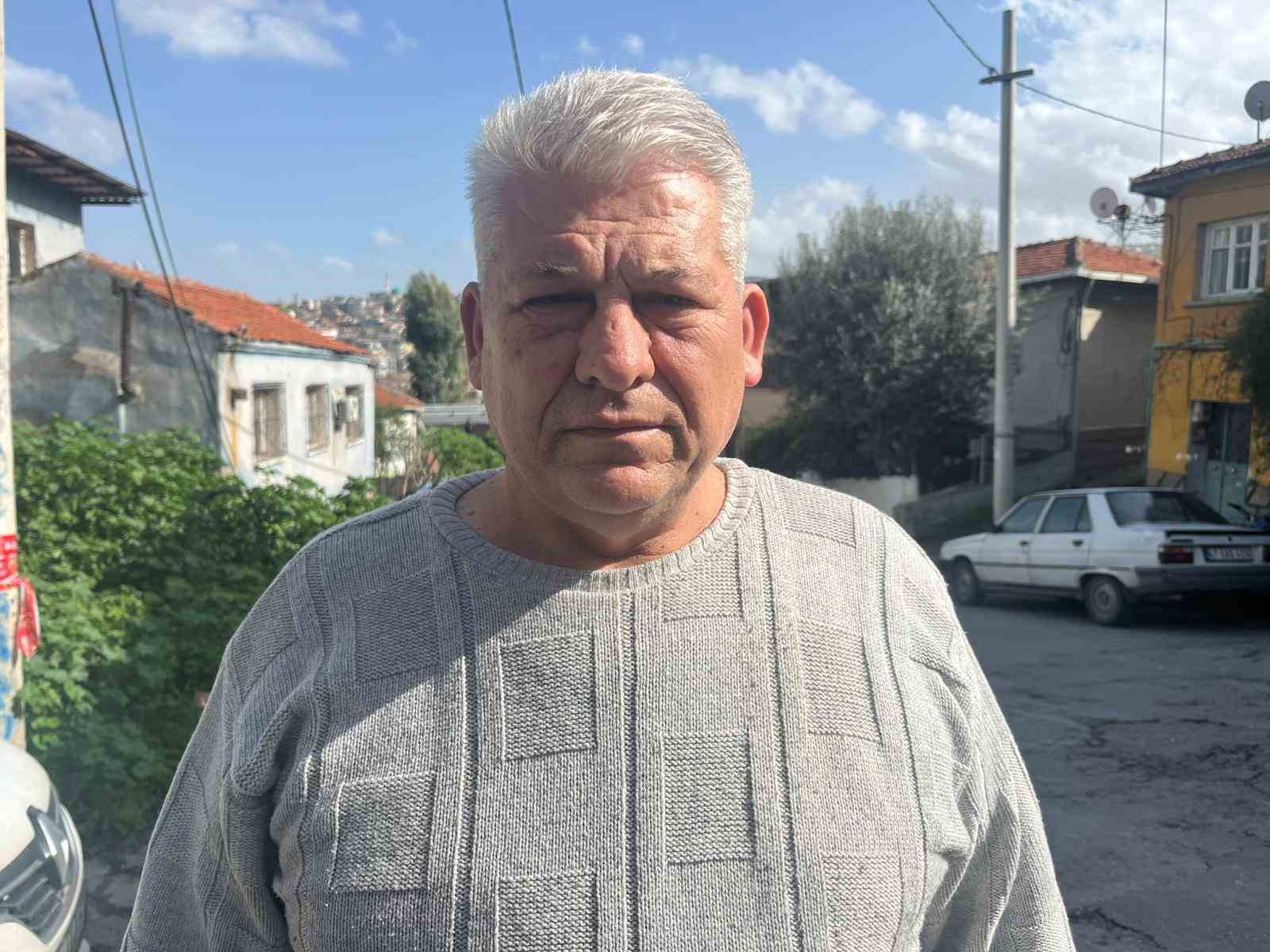 İzmir&rsquo;de fırtına nedeniyle devrilen ağa&ccedil; alev aldı
