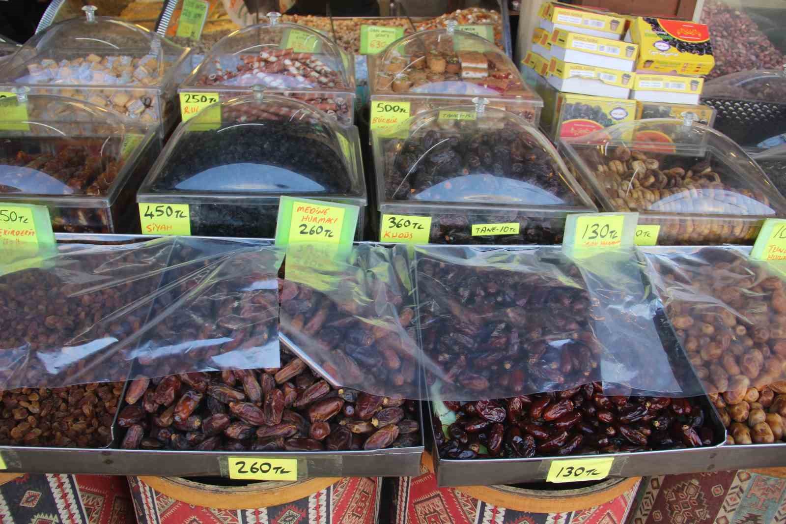 Şanlıurfa’da tarihi çarşıda Ramazan yoğunluğu