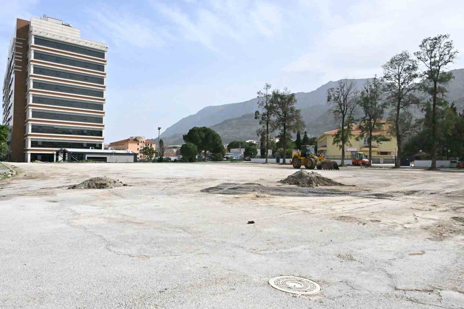 B&uuml;y&uuml;kşehirden hastane otoparkına 2 bin ton sıcak asfalt
