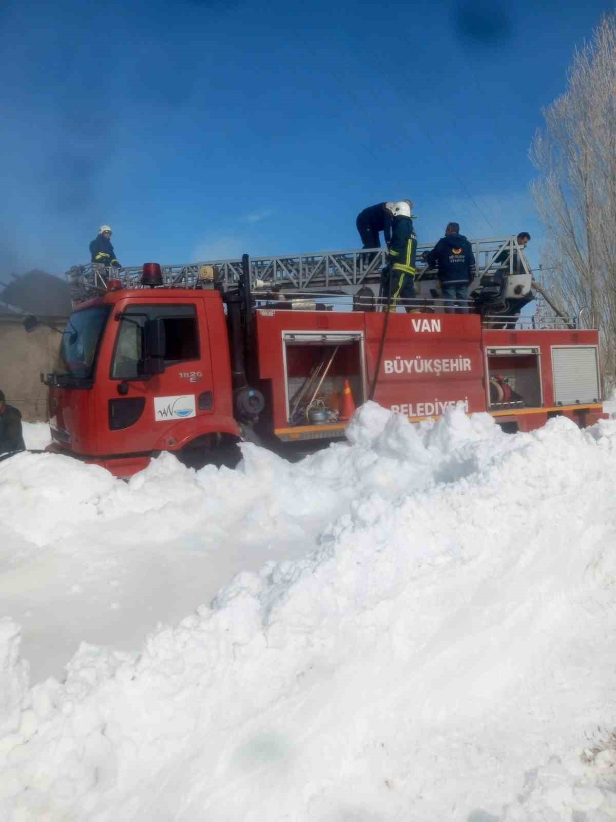 &Ccedil;aldıran&rsquo;da ev yangını
