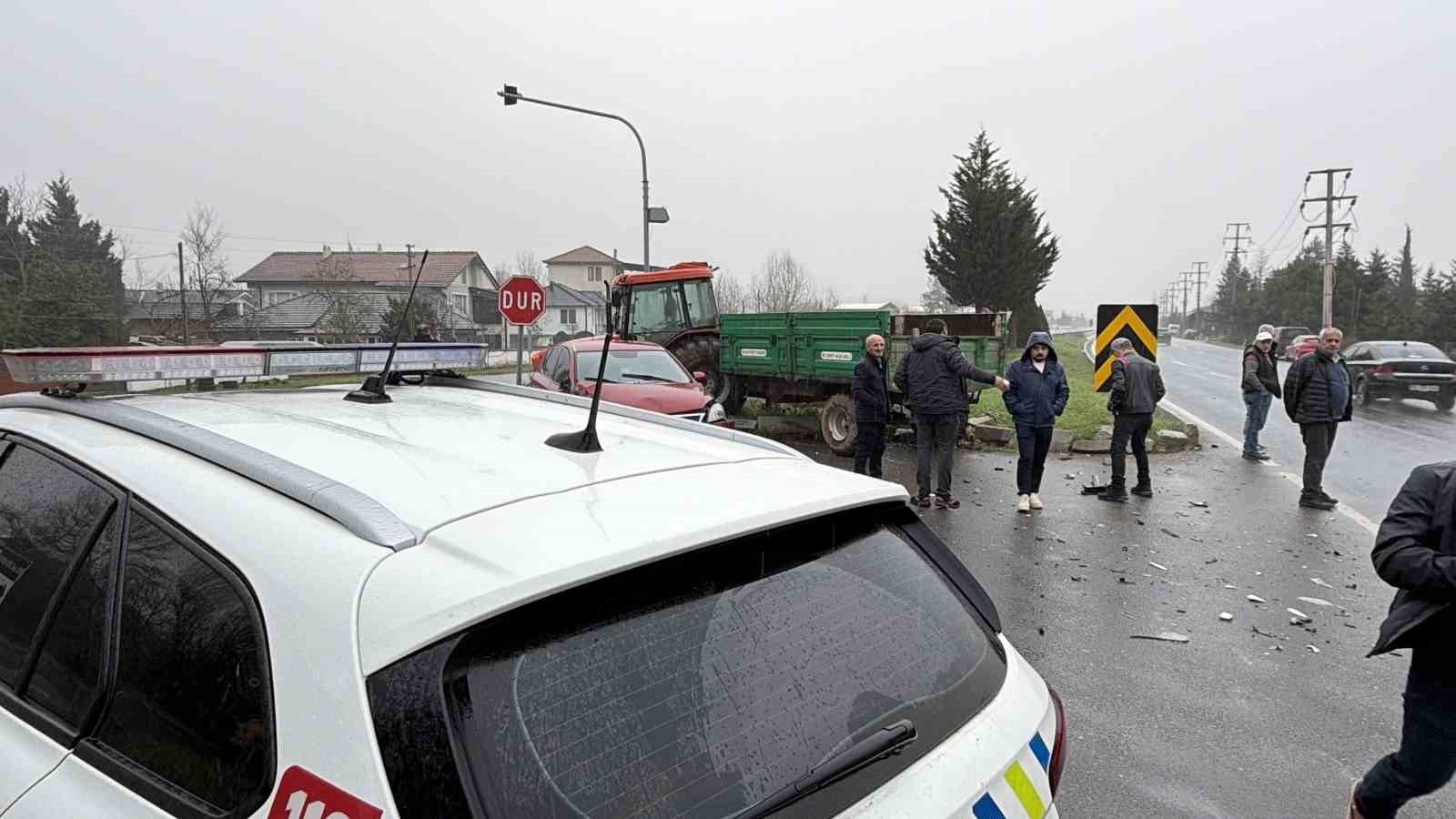 Otomobil ile traktör çarpıştı: 2 yaralı