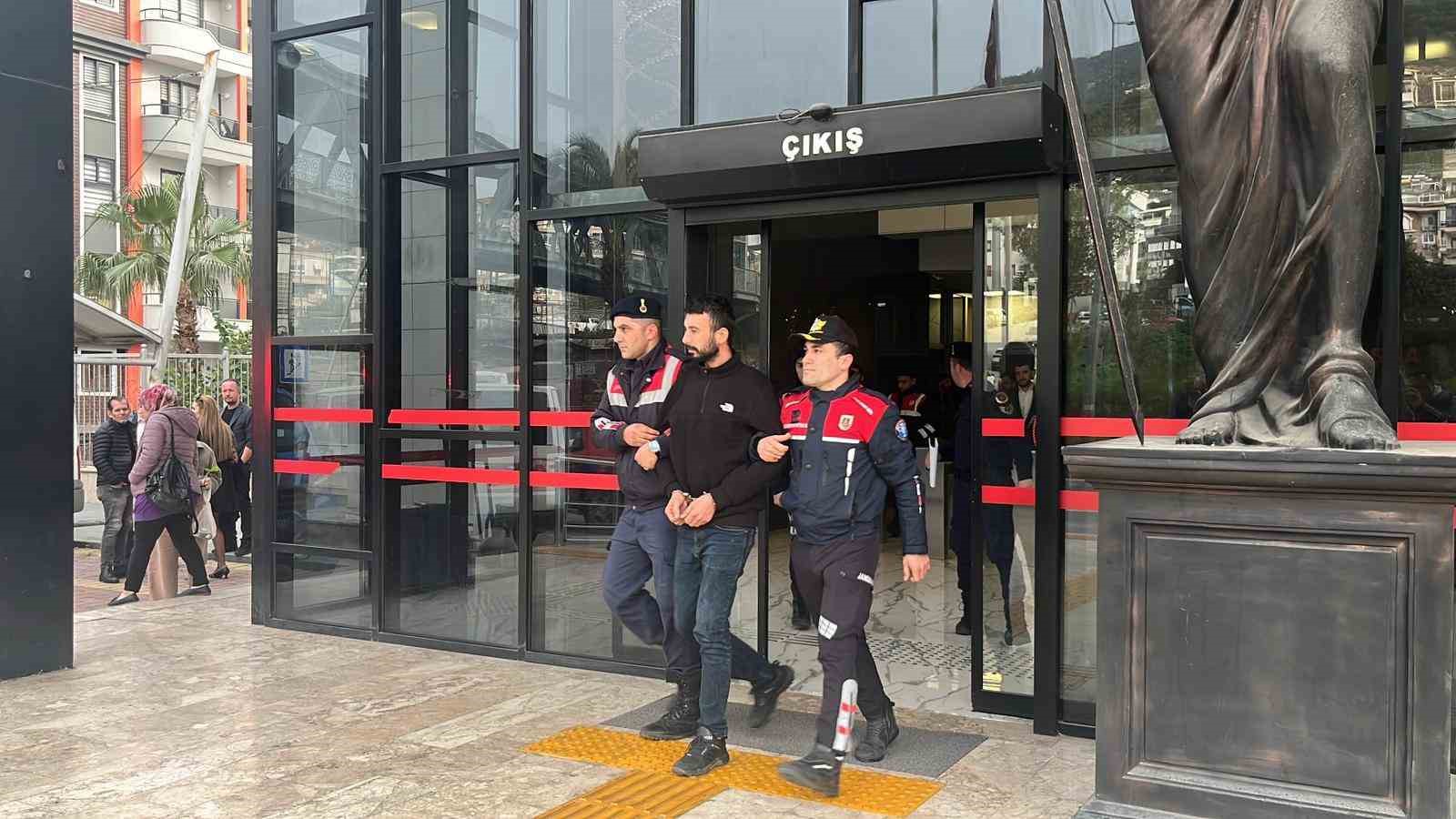 Alanya&rsquo;da 1 kişinin &ouml;ld&uuml;ğ&uuml; silahlı saldırıda 3 tutuklama
