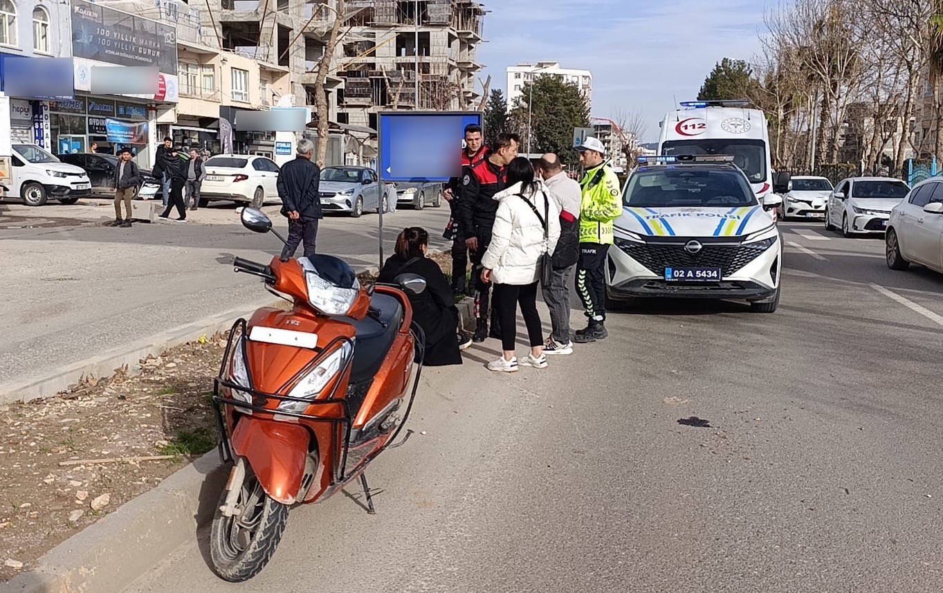 Adıyaman&rsquo;da motosiklet yayaya &ccedil;arptı: 3 yaralı
