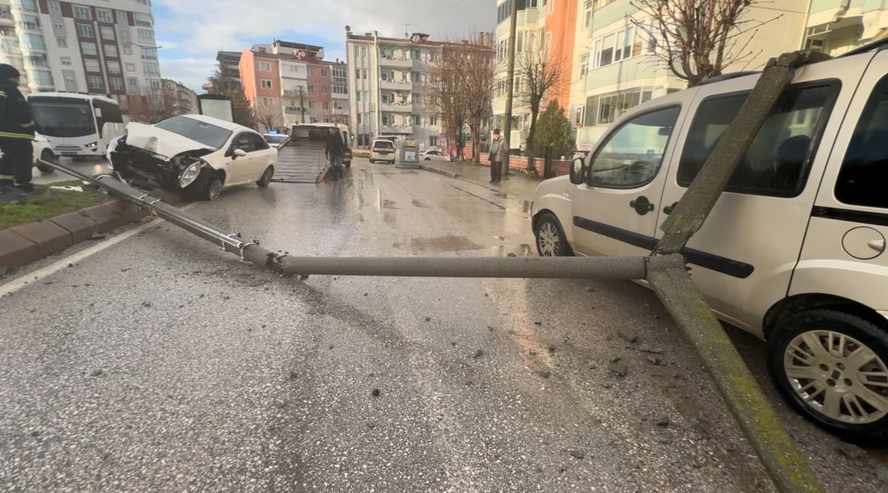 Alkollü sürücünün çarptığı direk başka bir aracın üzerine devrildi