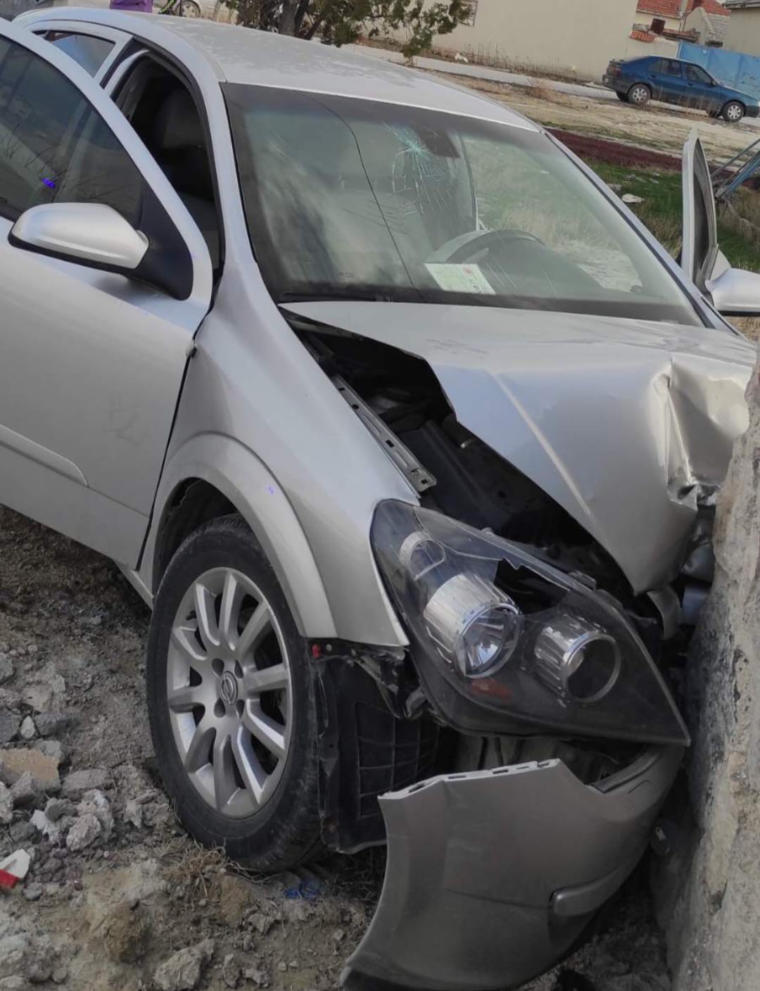 Kontrolden çıkan otomobil avlu duvarına çarptı: 4 yaralı