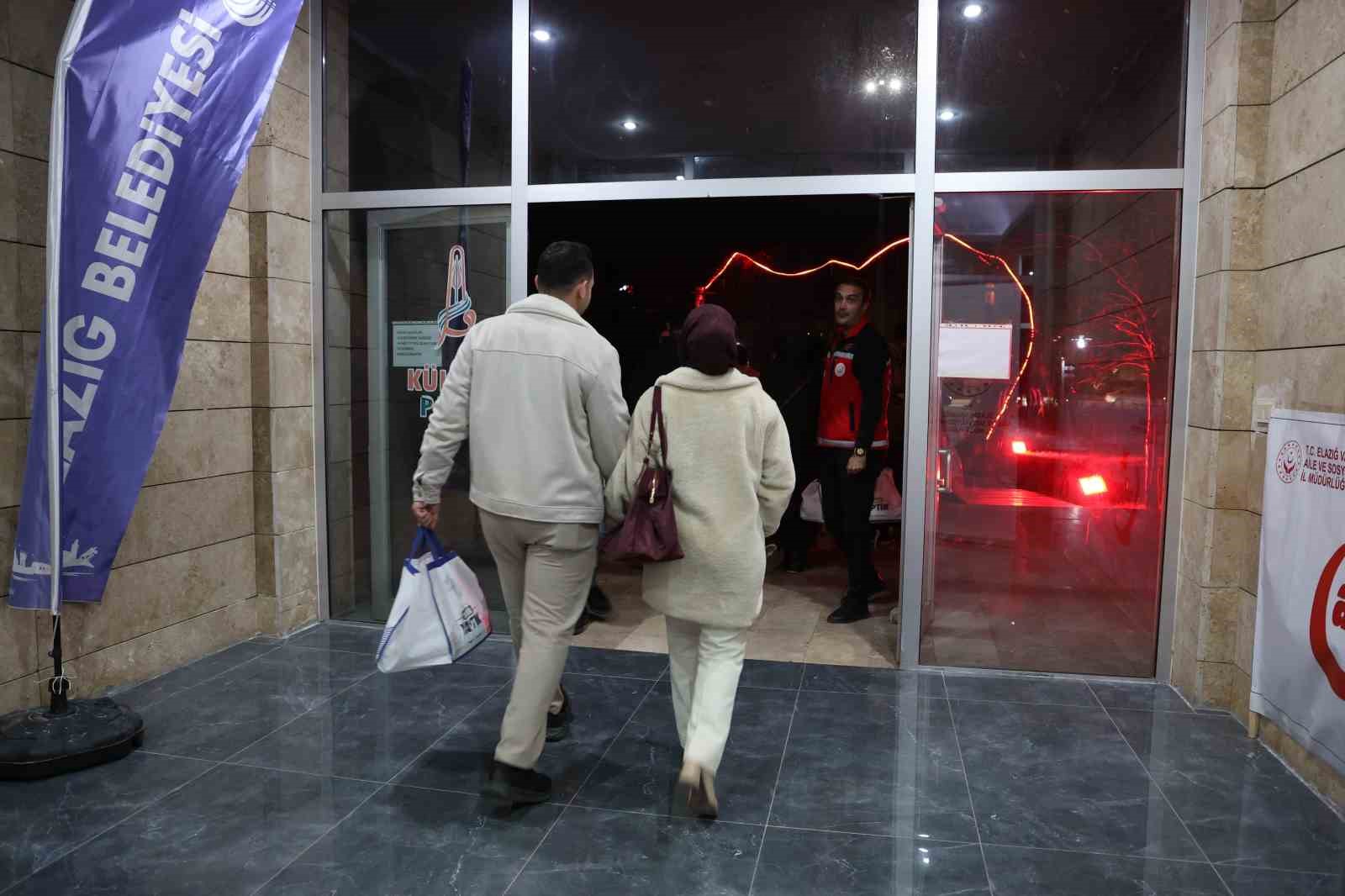 Bakan G&ouml;ktaş&rsquo;tan Elazığ&rsquo;daki gen&ccedil; &ccedil;iftlere s&uuml;rpriz telefon: 51 milyon TL&rsquo;lik dev destek
