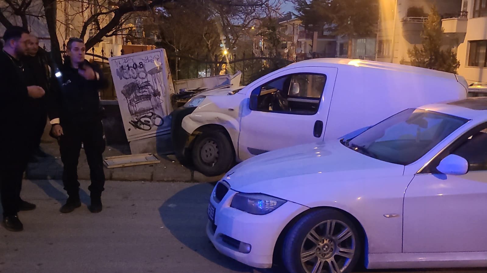 Ankara&rsquo;da iki ara&ccedil; kafa kafaya &ccedil;arpıştı: 1 yaralı
