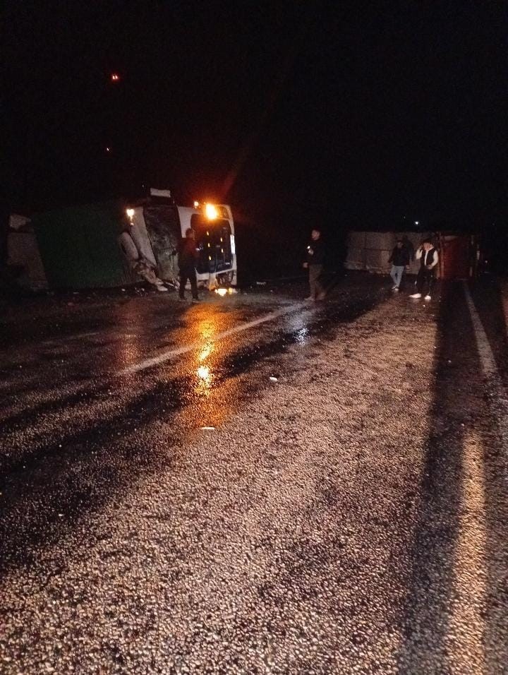 &Ccedil;anakkale&rsquo;de itfaiye aracı, yardım i&ccedil;in gittiği tıra &ccedil;arptı: 1&rsquo;i ağır 2 yaralı
