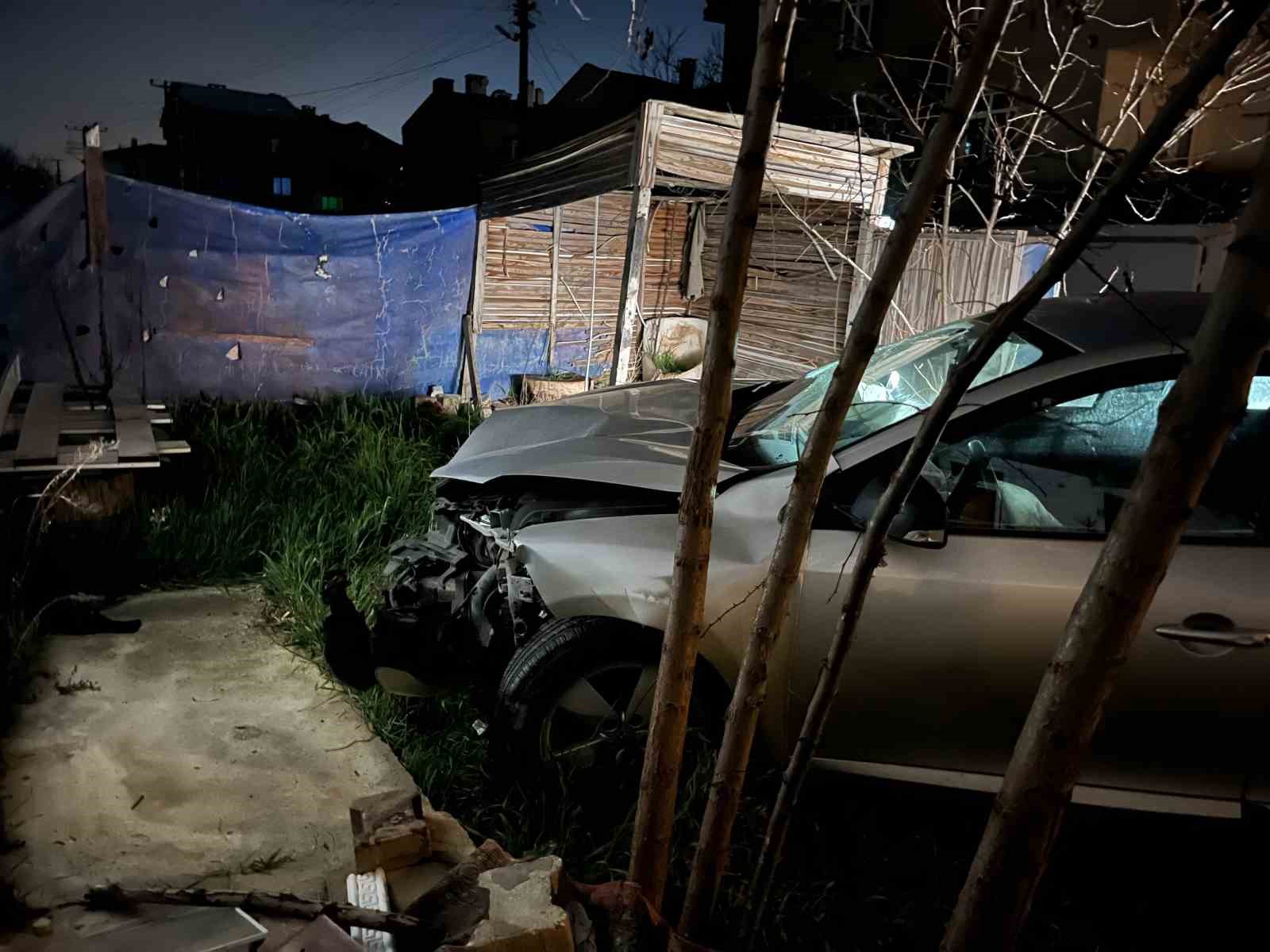 Ergene&rsquo;de otomobil evin bah&ccedil;esine daldı
