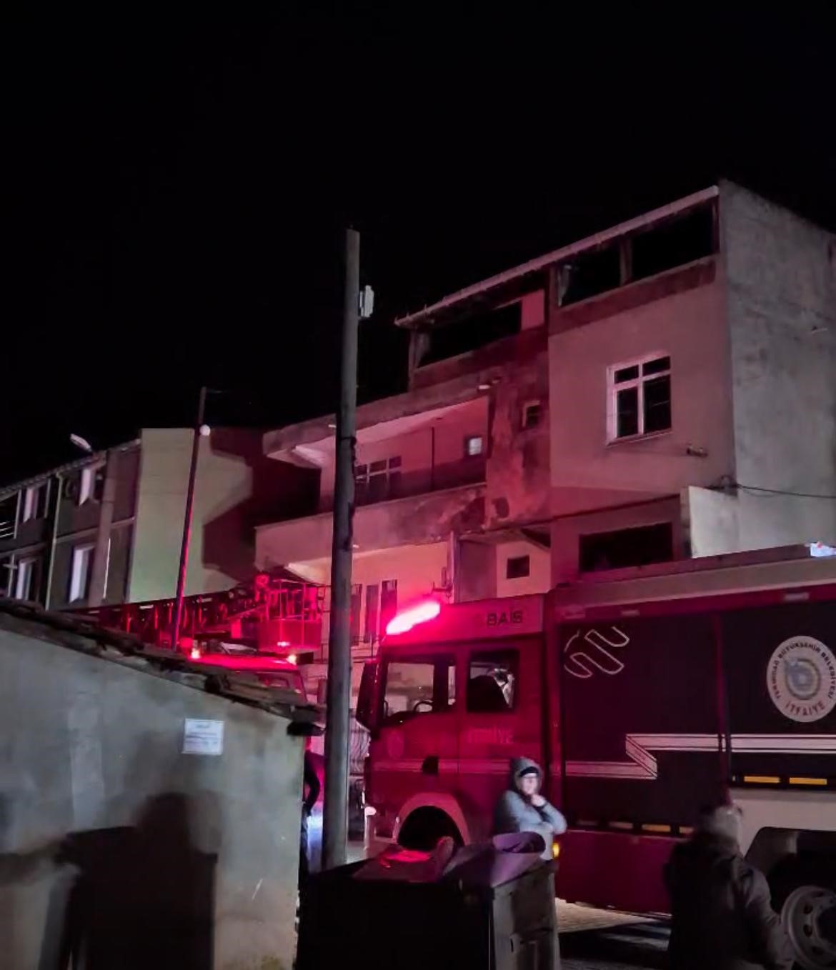 Komşusunun yaktığı mangal bina sakinlerini &ccedil;ılgına &ccedil;evirdi: "U&ccedil;uracak bizi havaya"
