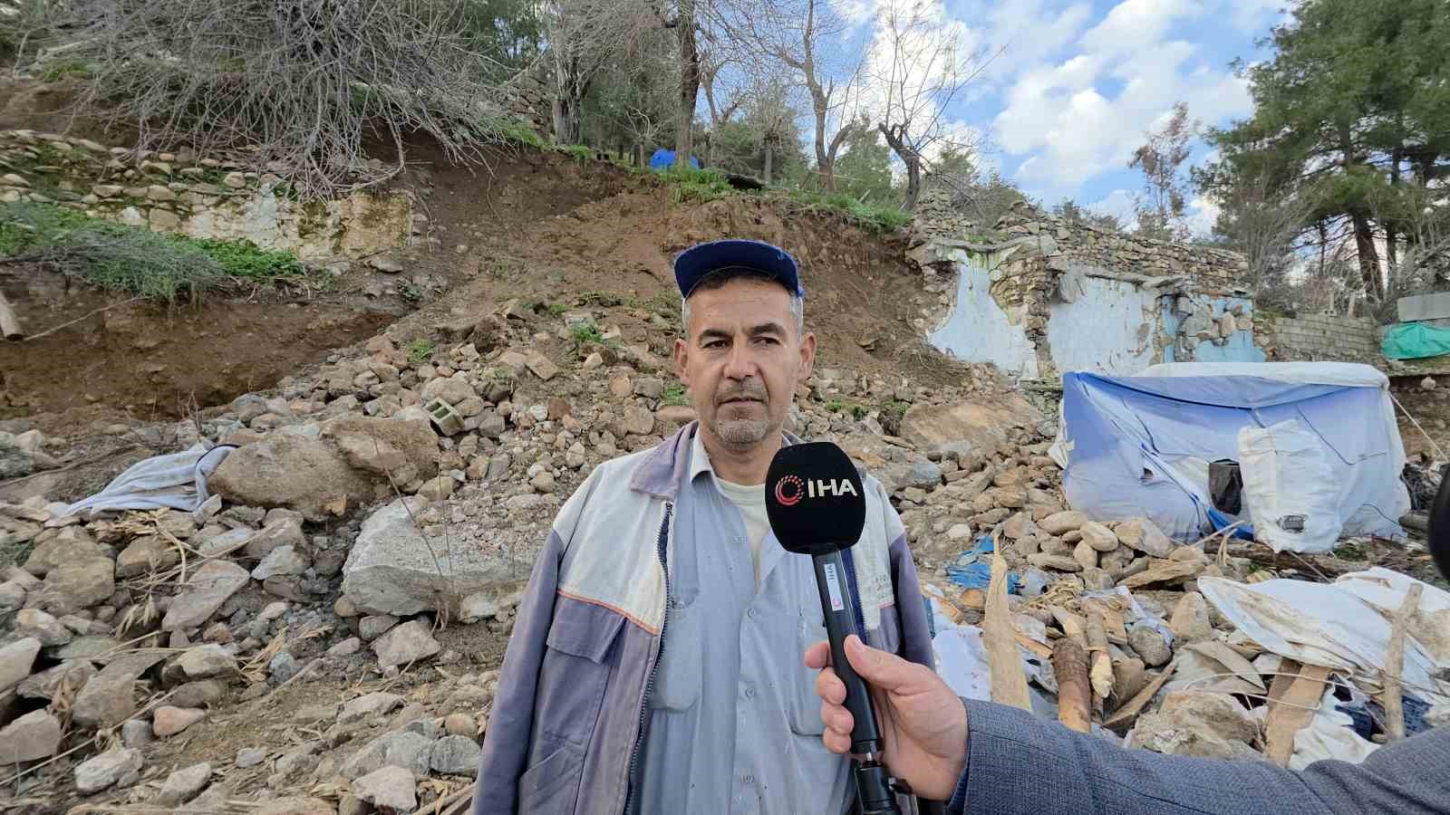 Depremde yıkılan evinin yerine yaptığı ahıra aşırı yağışta istinat duvarı &ccedil;&ouml;kt&uuml;
