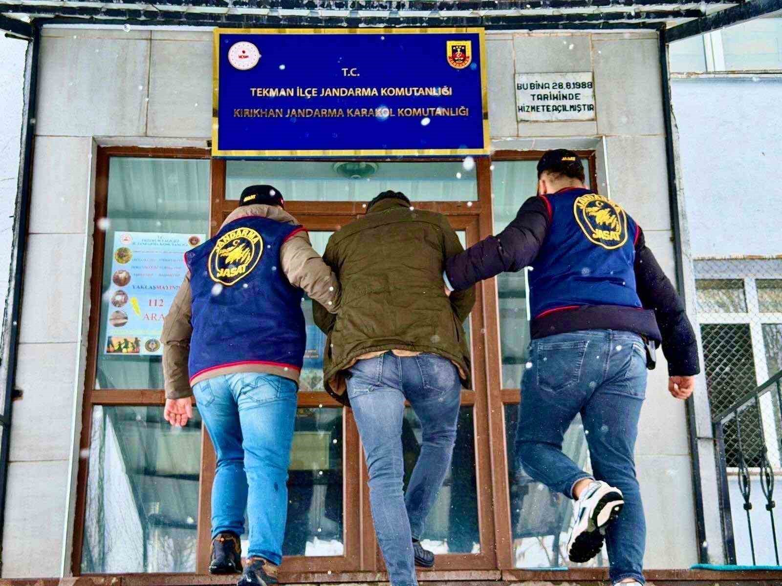 Hakkında 13 yıl hapis cezası bulunan şahıs Tekman&rsquo;da yakalandı
