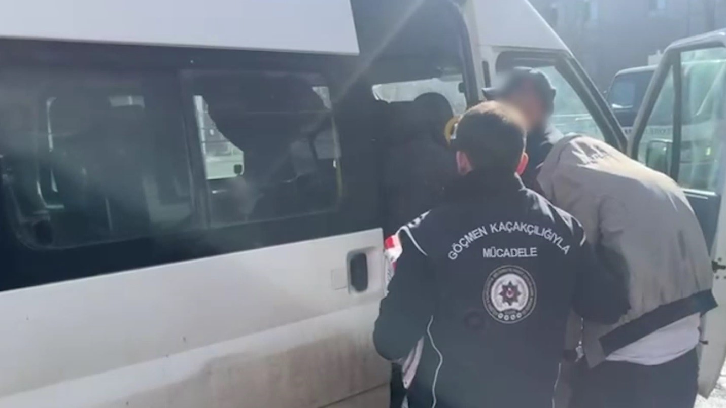 Kars&rsquo;ta g&ouml;&ccedil;men ka&ccedil;ak&ccedil;ılığı operasyonu: 19 d&uuml;zensiz g&ouml;&ccedil;men yakalandı
