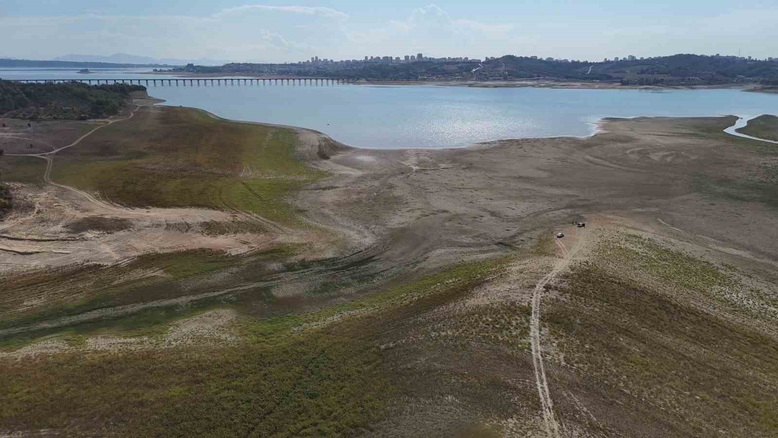 Seyhan Baraj Gölü’ndeki kuraklık ve sonrası dron ile görüntülendi