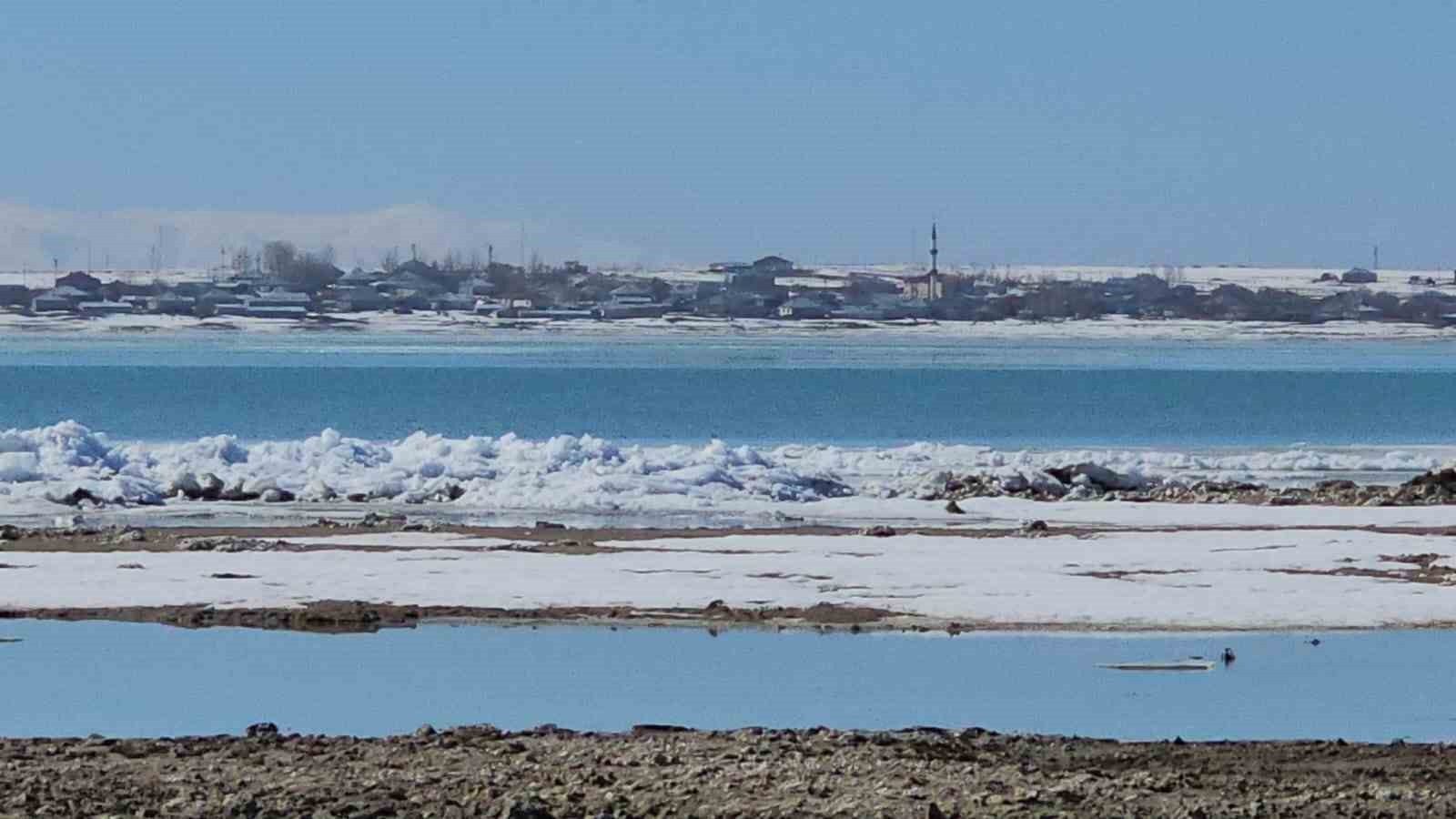 Arin Gölü’nde buz dalgaları: Sahilde metrelerce buz yığını oluştu