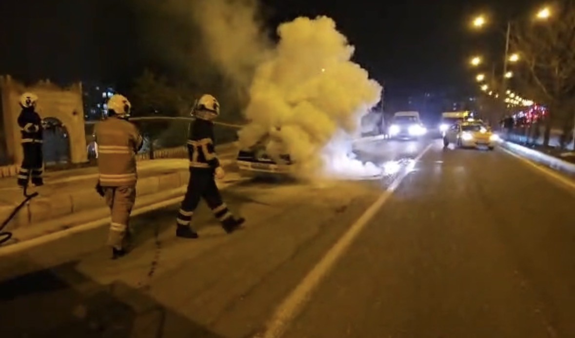 Mardin&rsquo;de seyir halindeki otomobil alevlere teslim oldu
