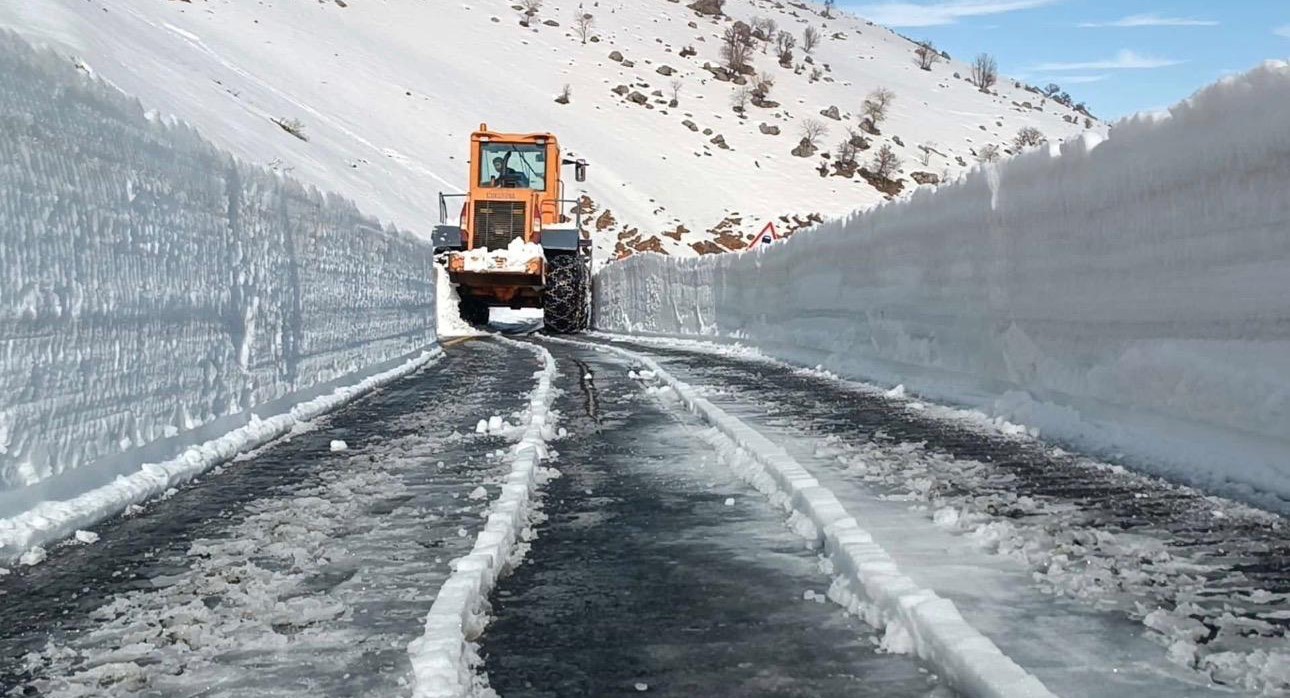 Şırnak’ta 70 gündür kapalı olan belde yolunun açılması için çalışmalar başlatıldı
