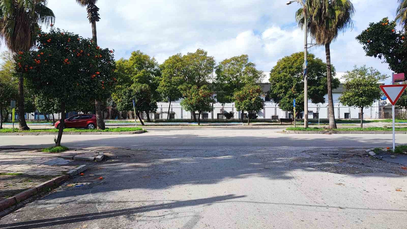 Bulvarda sürekli kaza olmasına esnaf isyan etti