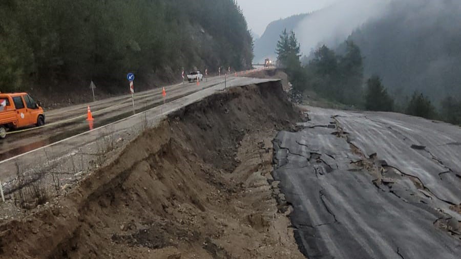 Feke&rsquo;de helikopter pistinde heyelan meydana geldi
