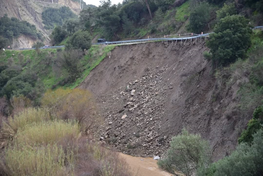 Aşırı yağış sonrası yol çöktü, ekiplerin çalışmaları sürüyor