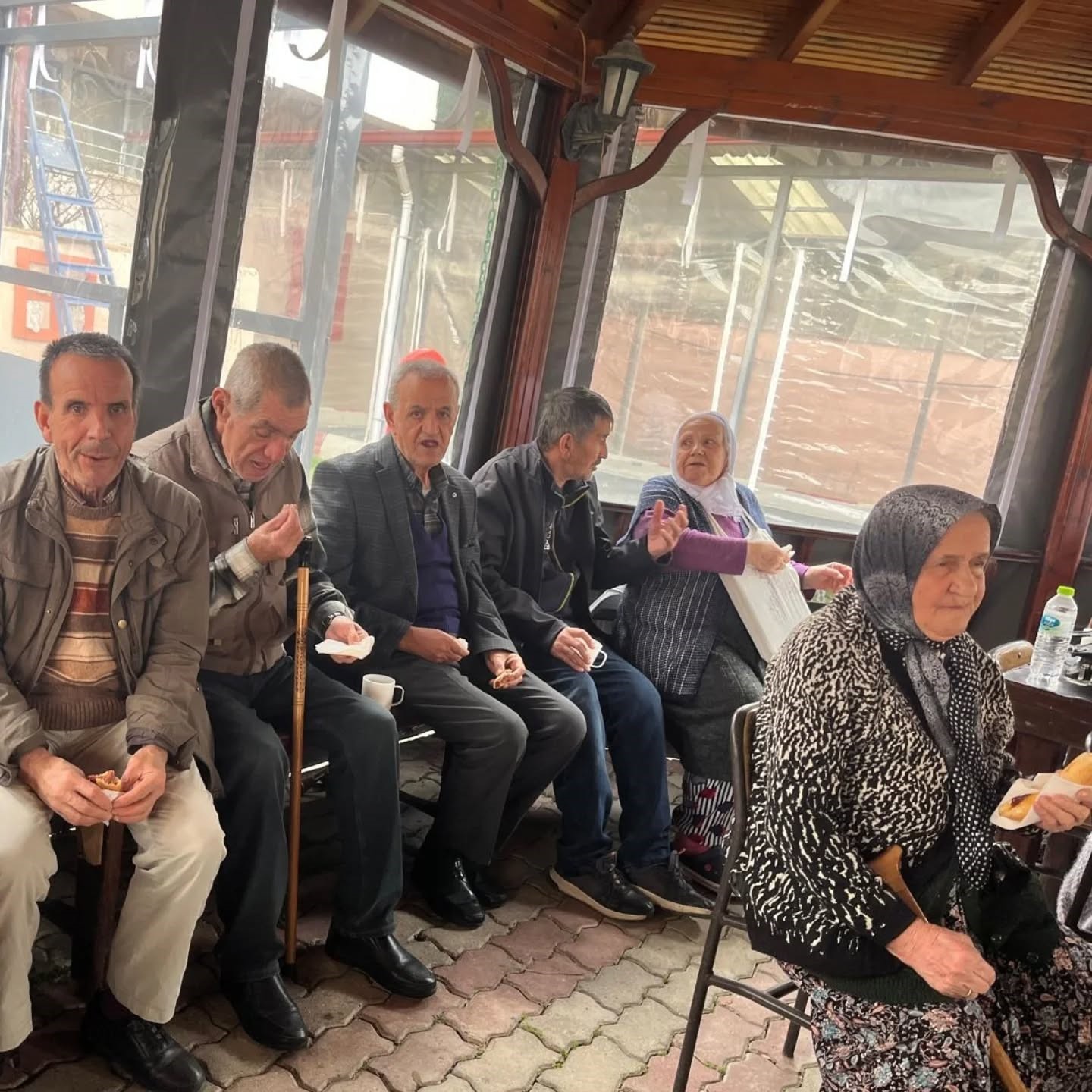 Huzurevinde sucuk-ekmek etkinliğiyle g&ouml;n&uuml;ller ısındı
