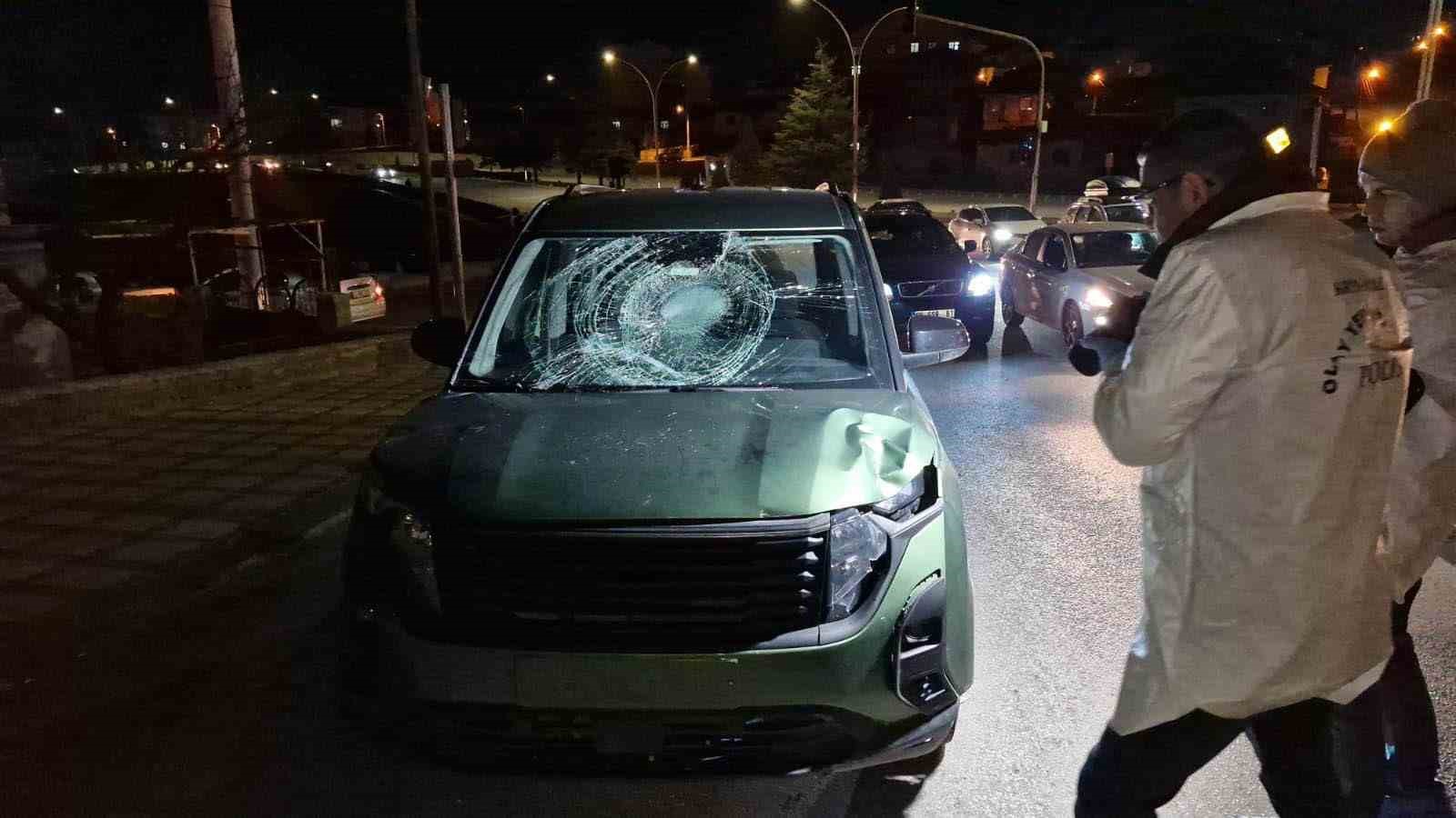 Karaman&rsquo;da hafif ticari ara&ccedil;la scooter &ccedil;arpıştı: 1 ağır yaralı
