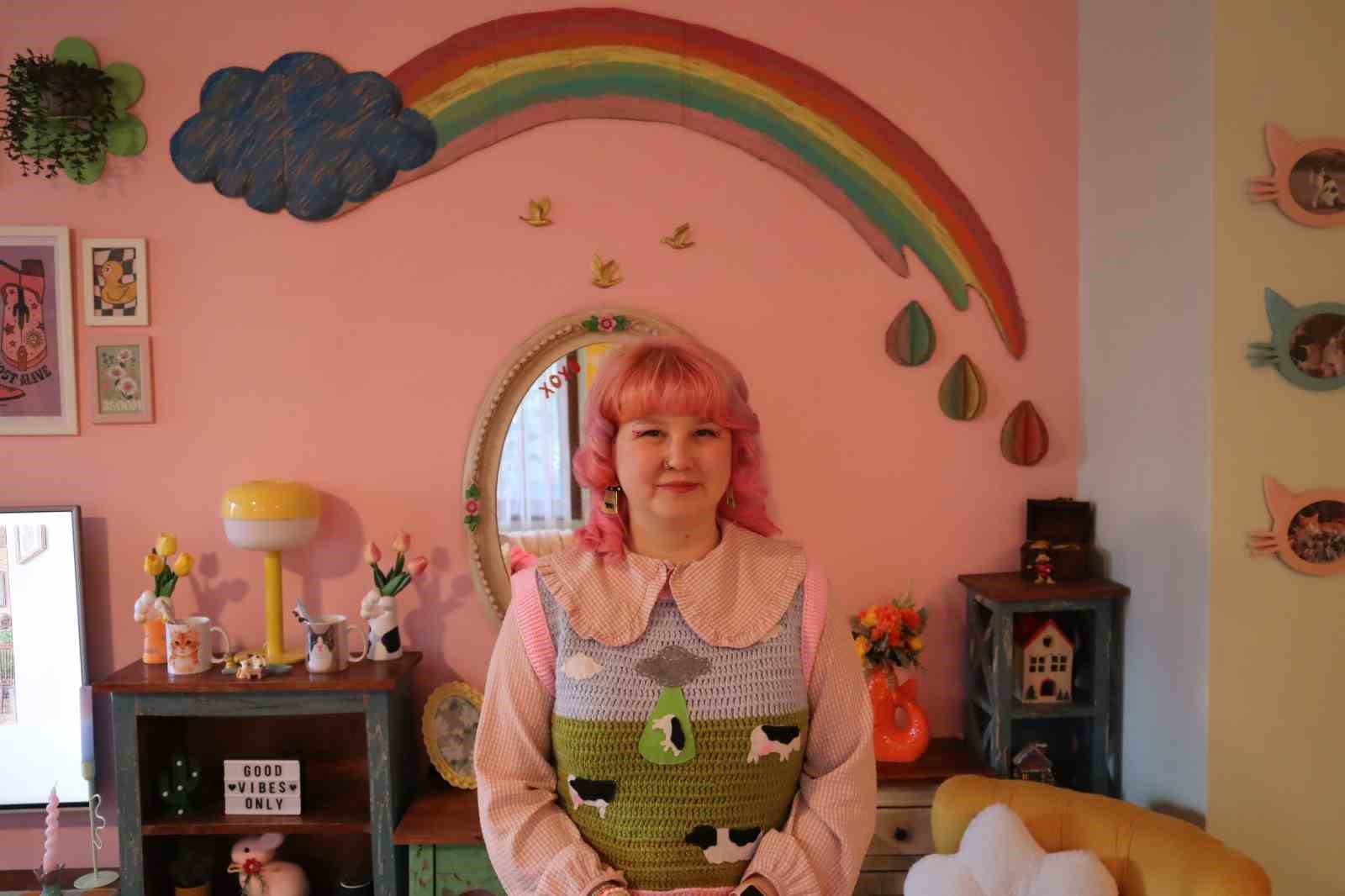 Hayal d&uuml;nyasından ger&ccedil;eğe uzanan renkli yolculuk: Bu ev masalları aratmıyor
