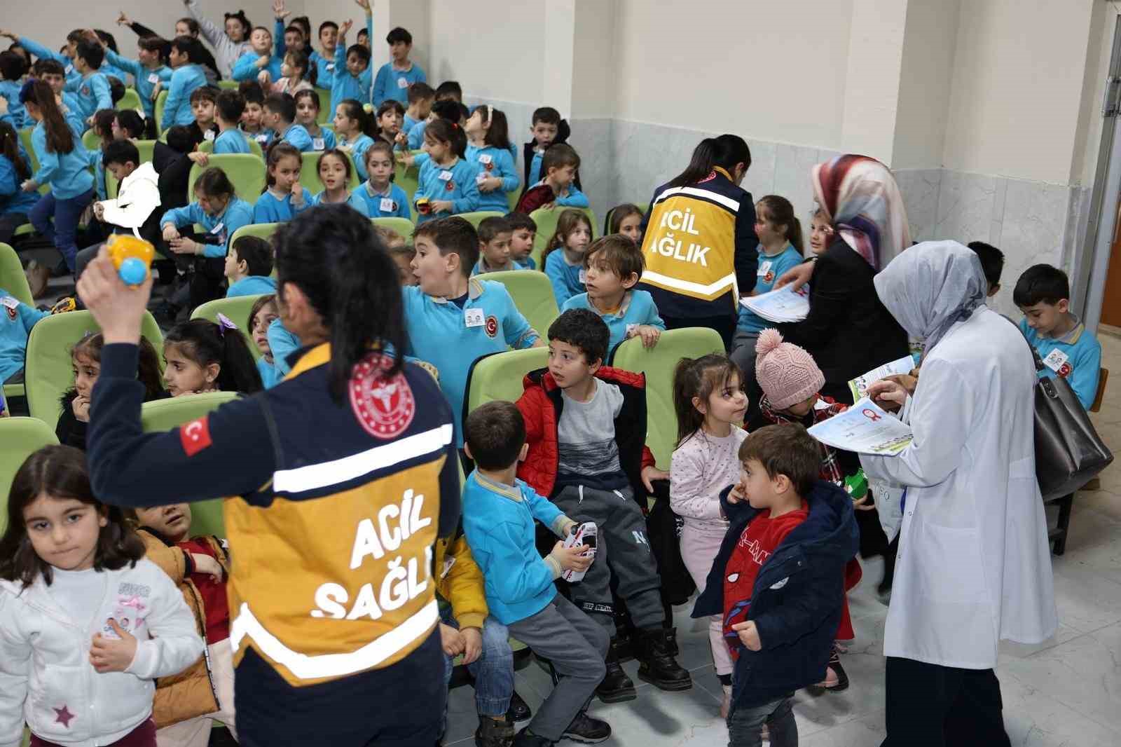 Bayburt&rsquo;ta &ouml;ğrencilere y&ouml;nelik sağlık eğitimi s&uuml;r&uuml;yor
