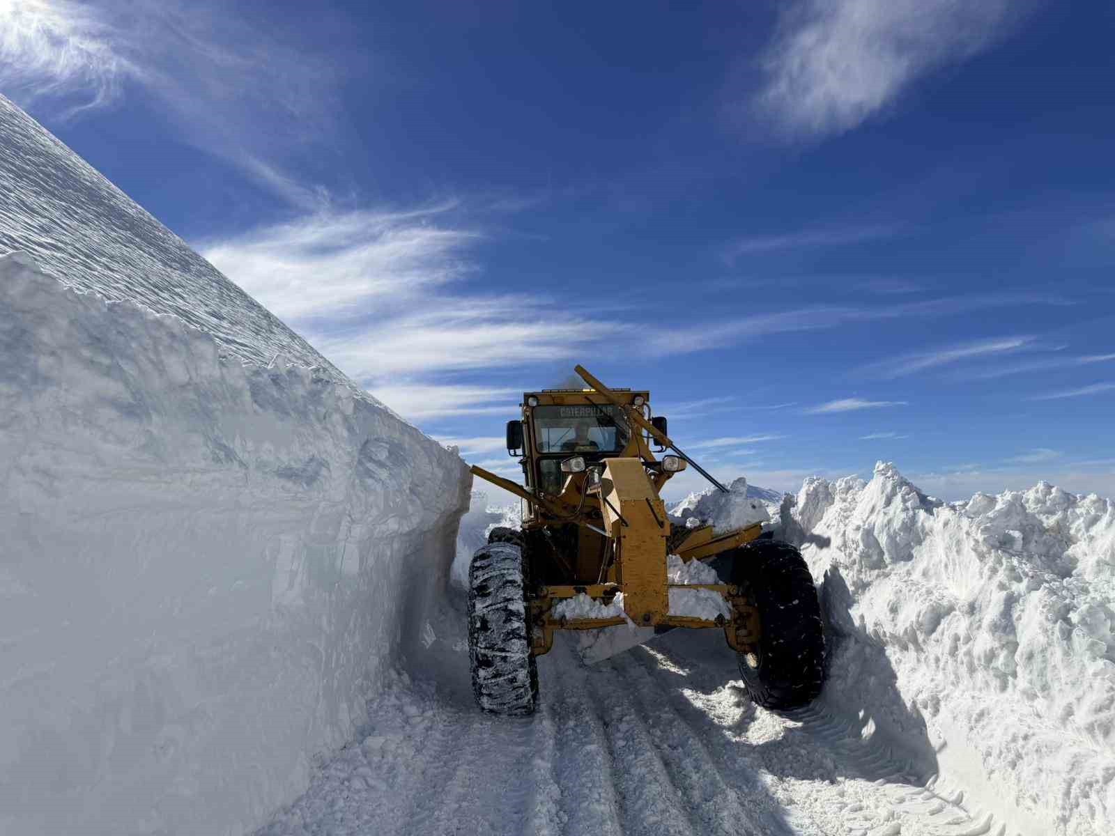 Van&rsquo;da 3 bin 300 rakımlı mezra yolunda karla m&uuml;cadele s&uuml;r&uuml;yor
