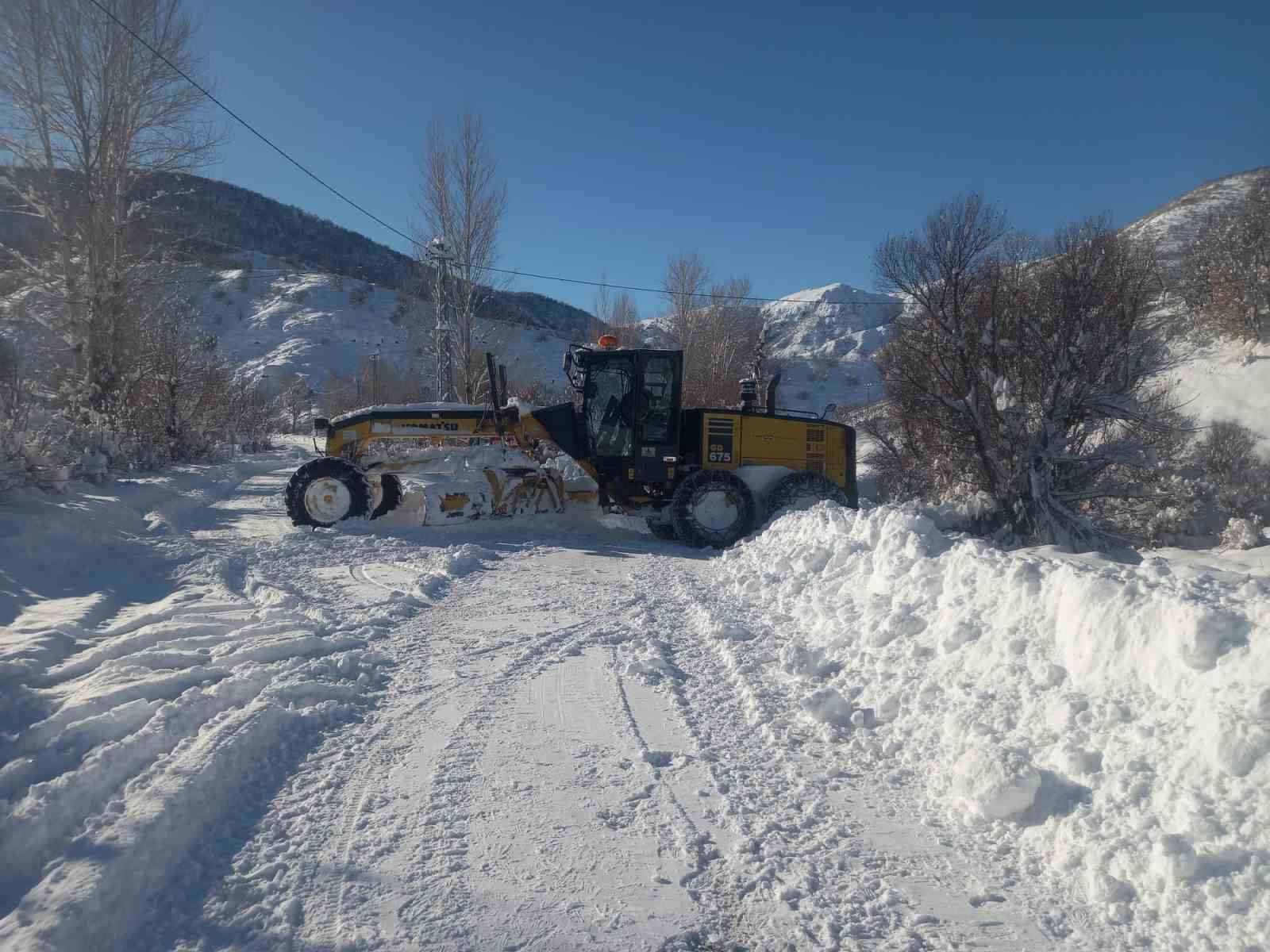 Tunceli&rsquo;de y&uuml;zlerce k&ouml;y yolu ulaşıma a&ccedil;ıldı
