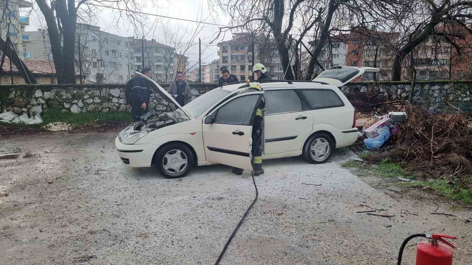 Muğla&rsquo;da park halindeki otomobil alev aldı

