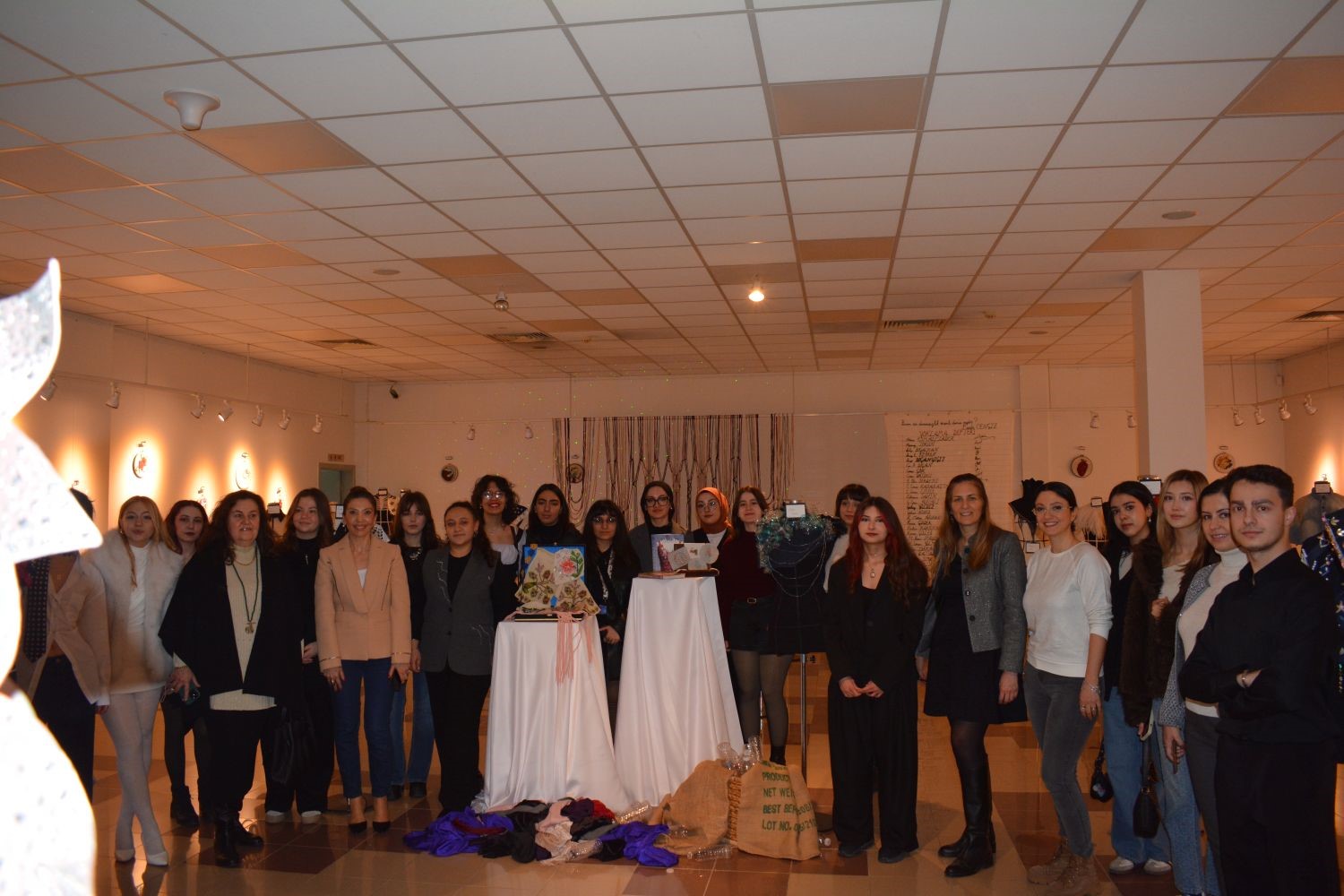 Egeli moda tasarım öğrencileri atık kumaşları sanata dönüştürdü