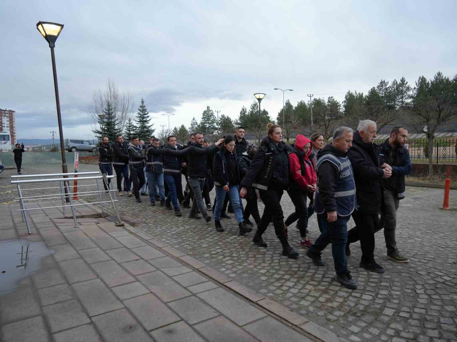 Kastamonu’da uyuşturucu operasyonunda yakalanan 12 şüpheli adliyeye sevk edildi