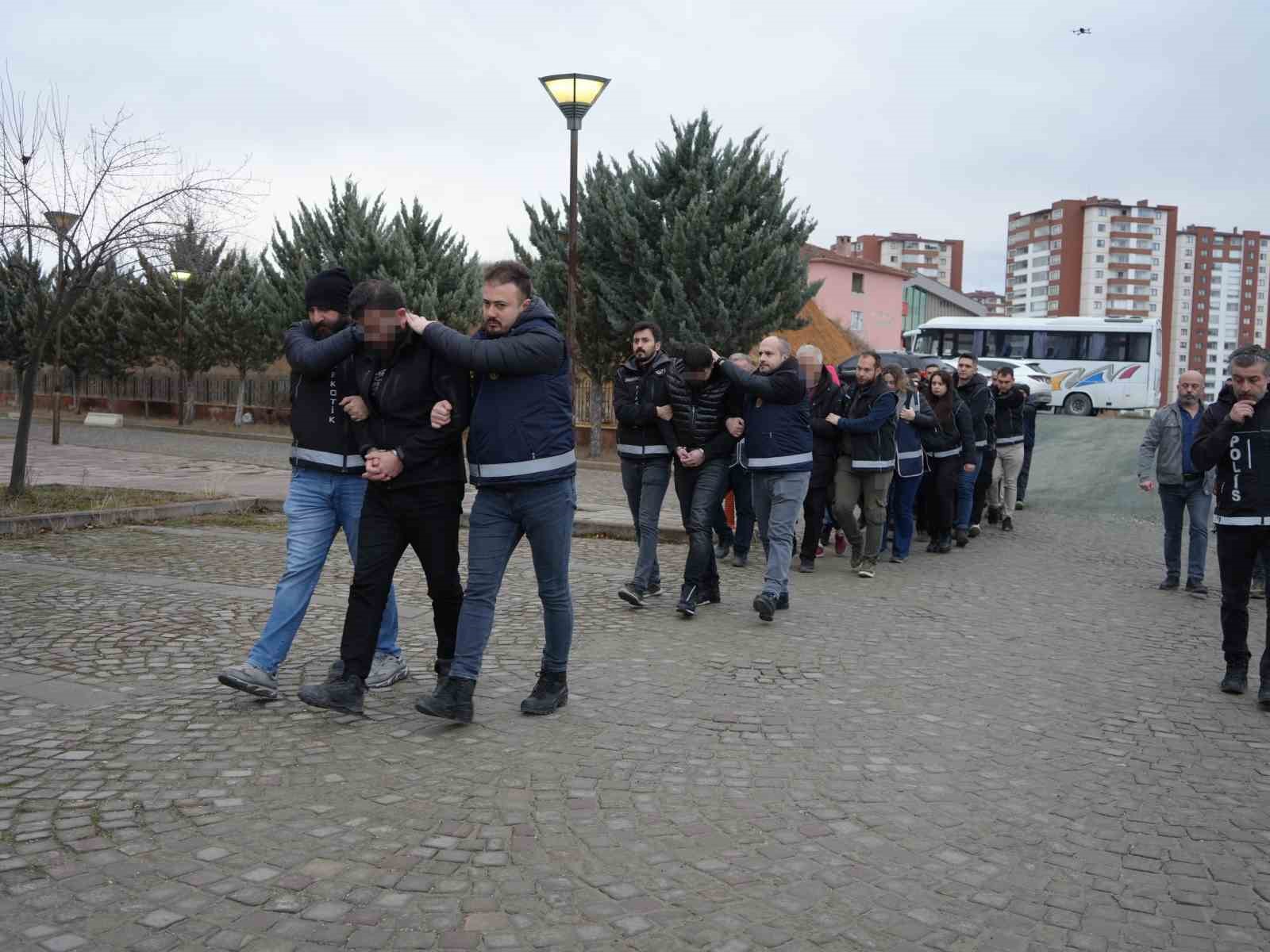 Kastamonu&rsquo;da uyuşturucu operasyonunda yakalanan 12 ş&uuml;pheli adliyeye sevk edildi
