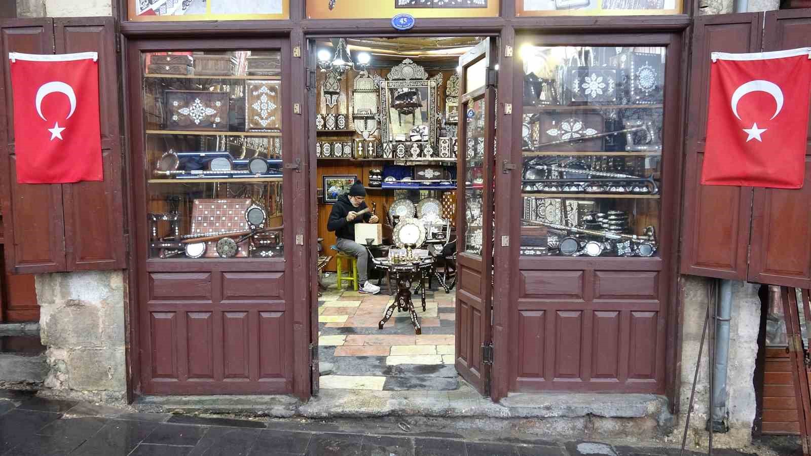 Dayısından öğrendiği padişah mesleğini 44 yıldır sürdürüyor