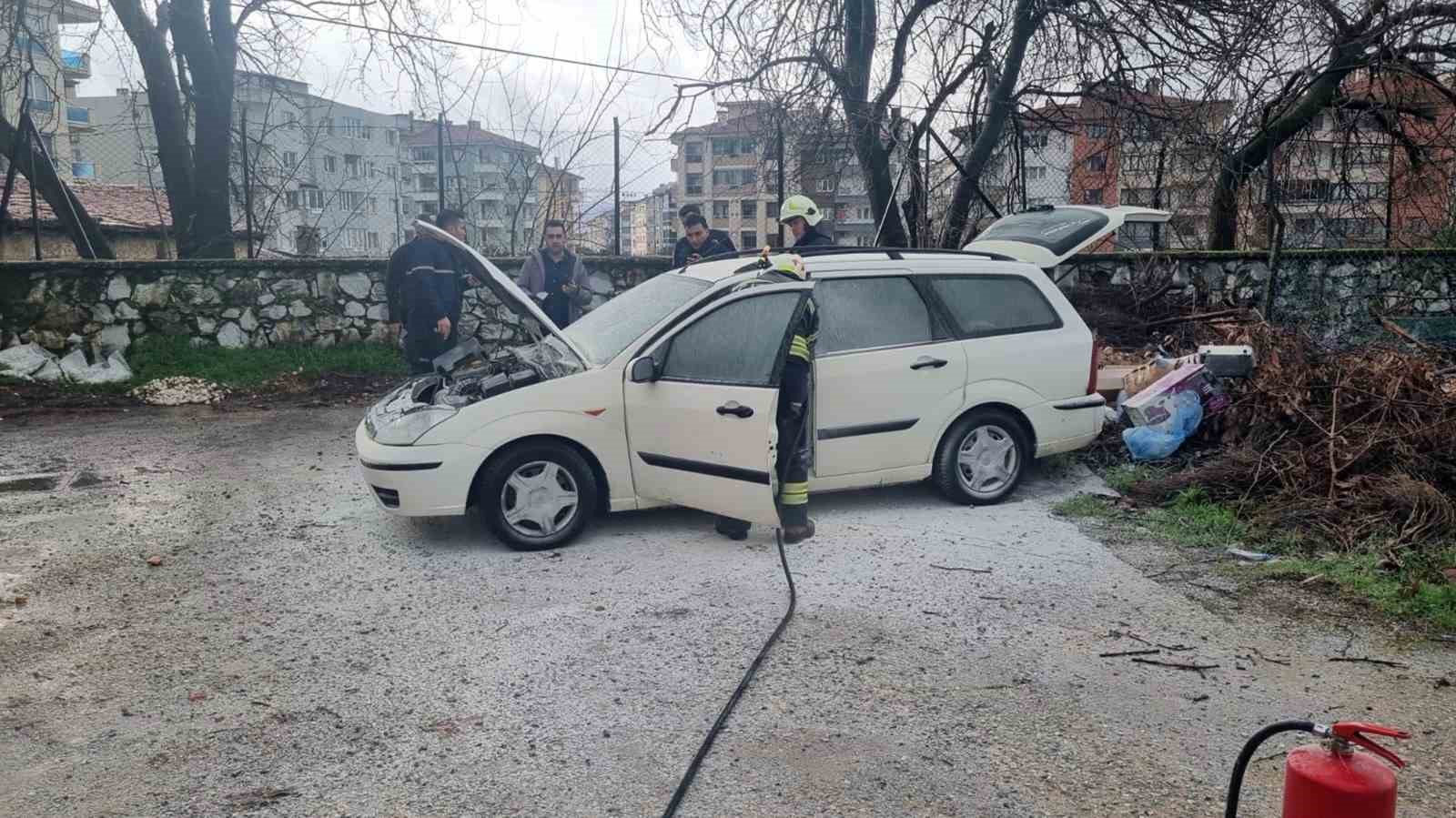 Park halindeki ara&ccedil;ta yangın
